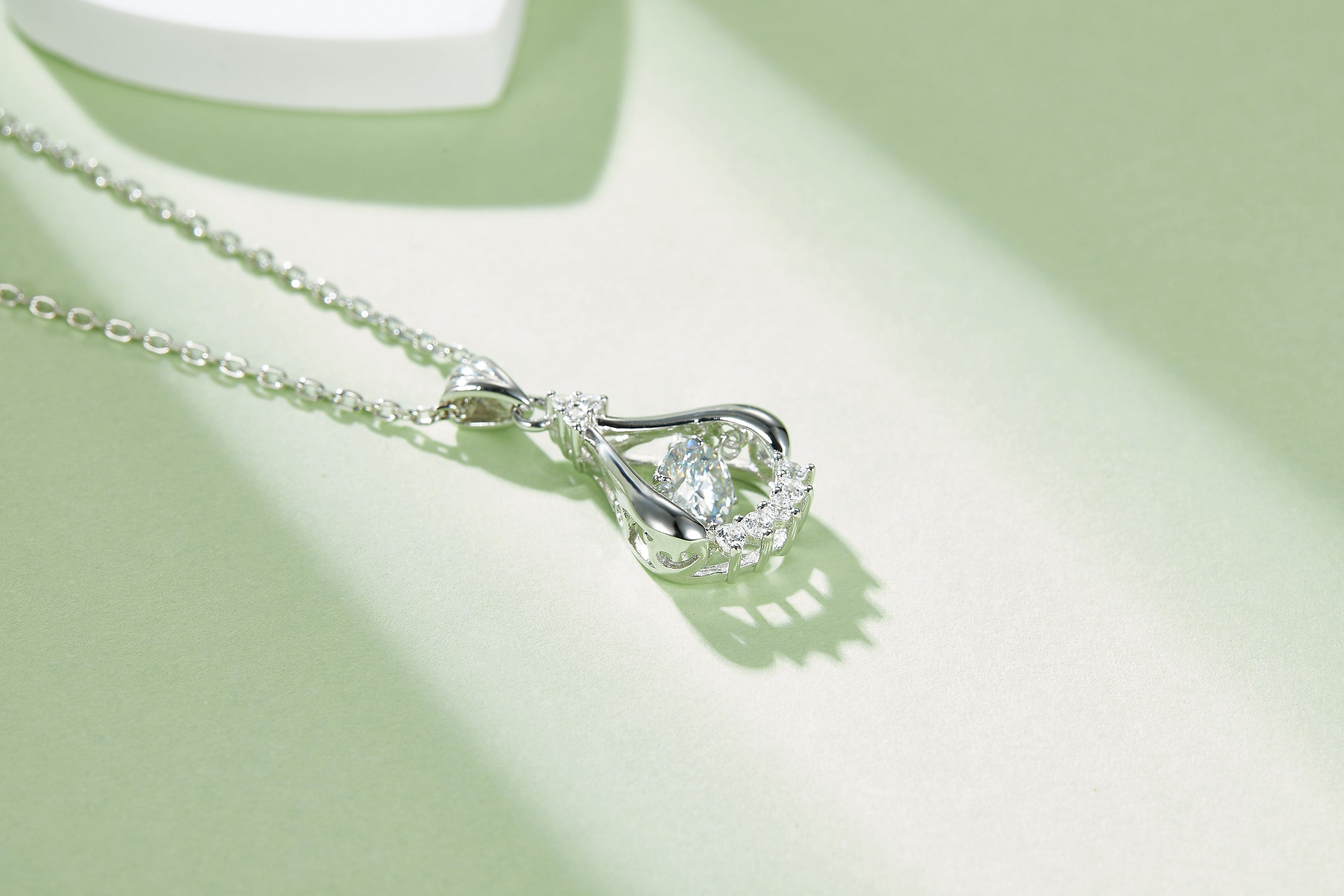 Set With Top-quality Moissanite, This Luxurious And Fashionable Light Luxury Trend Jewelry Necklace Pendant Is Made Of S925 Silver Electroplated With Platinum