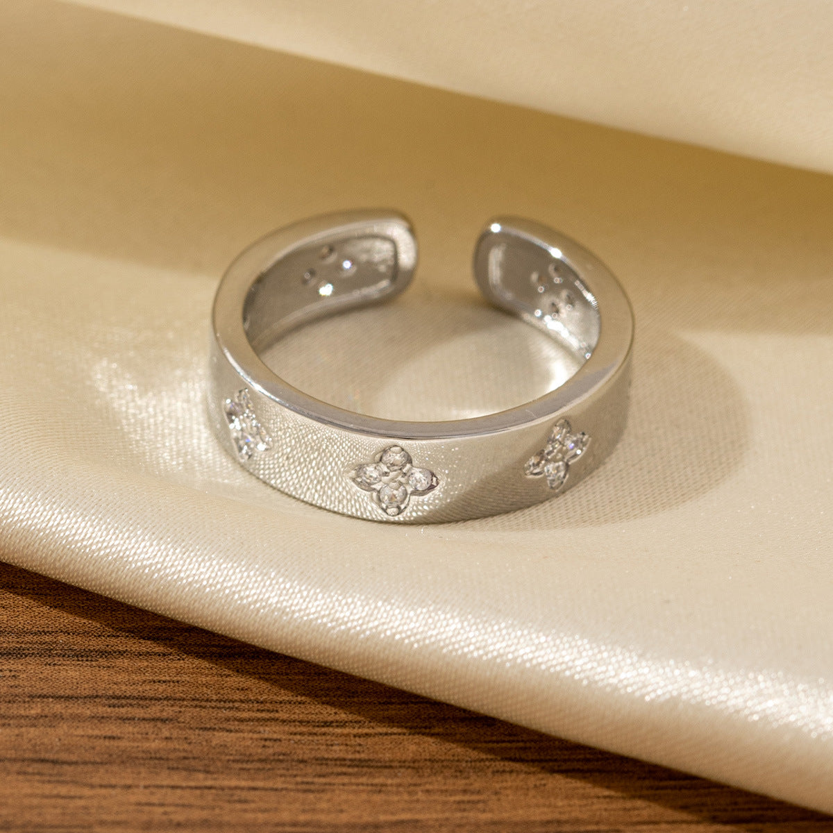 Unisex Adjustable Four-Pointed Star Ring With A Unique Design For Women