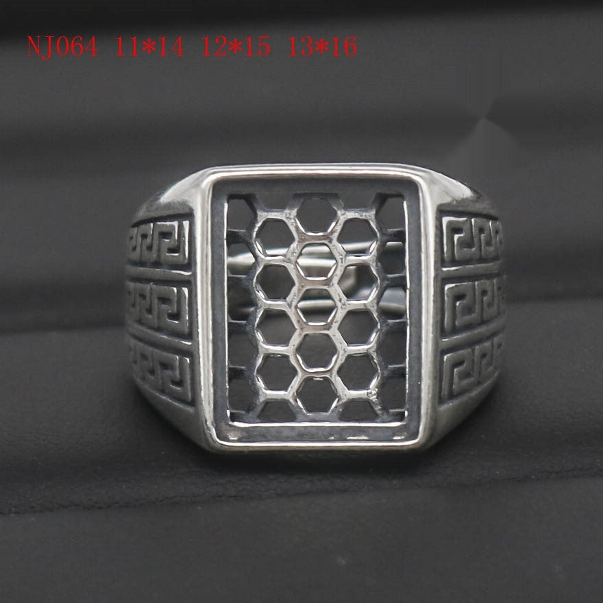 Retro Vintage-style Fashion Ring With A Silver Band And Mesh Base