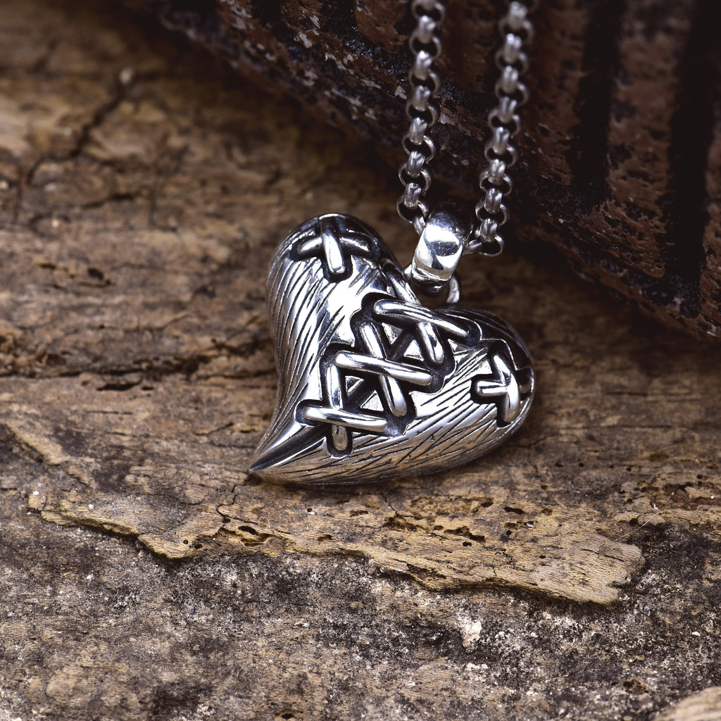 Retro Trendy Jewelry With A Lace-up Heart Pendant