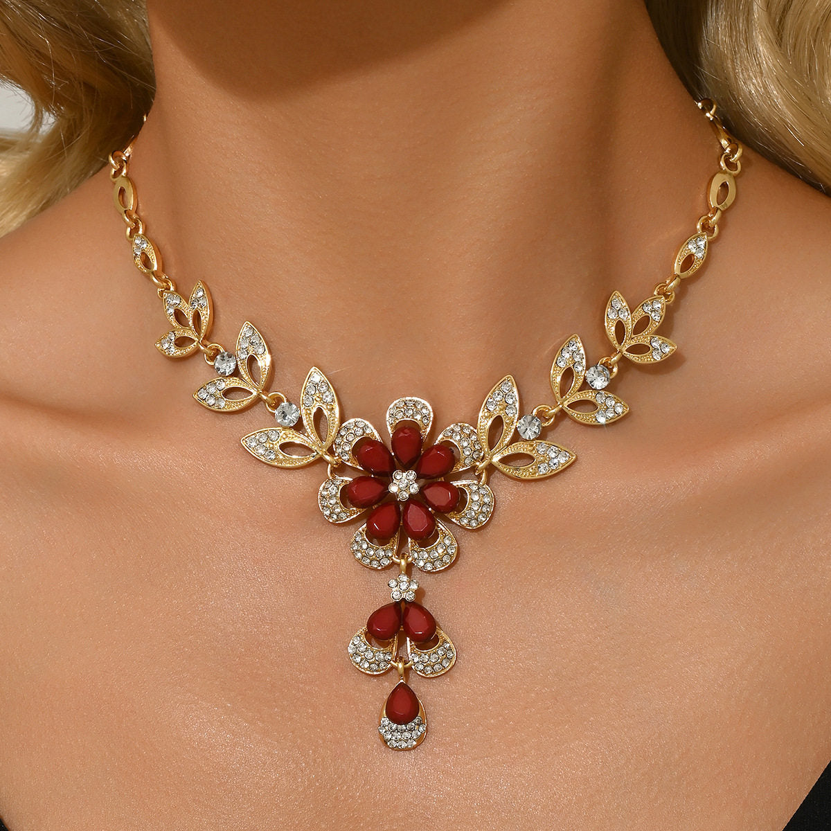 Black Rhinestone Necklace With Hollow-out Zinc Alloy Flowers
