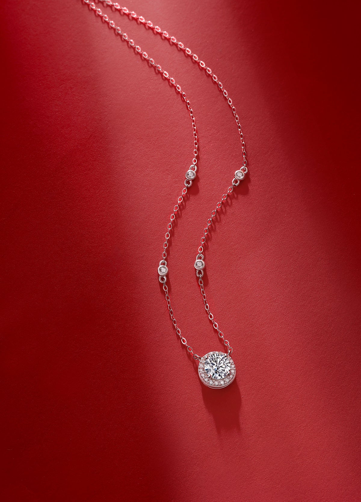 Twinkling Starlight - A Fashionable And Trendy Necklace Pendant Set With Top-quality Moissanite S925 Silver And Platinum-plated Gold Can Be Tested With A Diamond Pen.