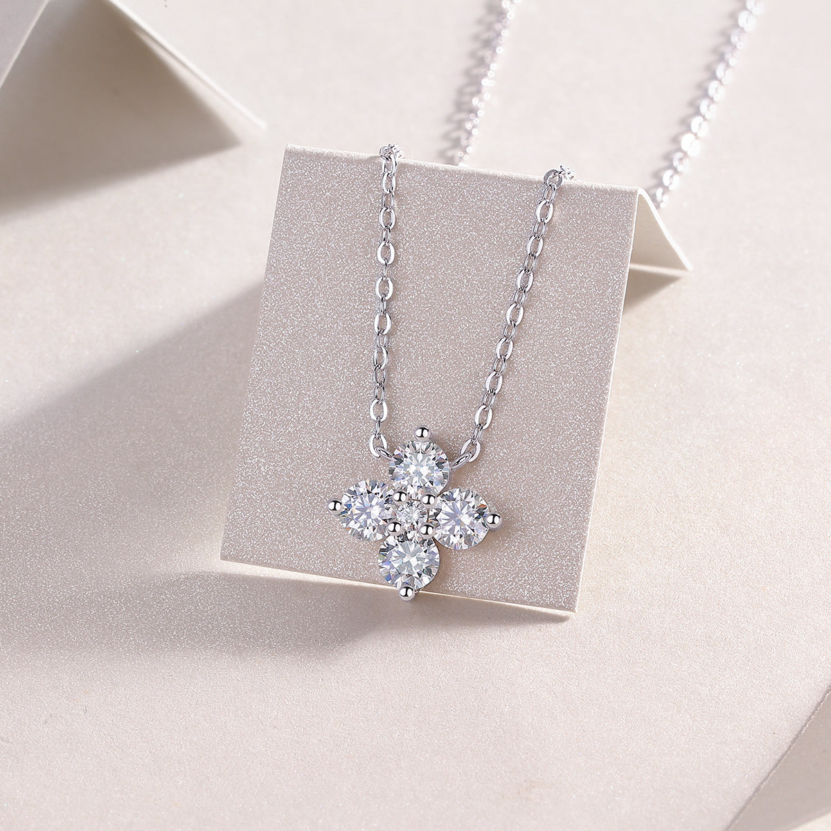 Lucky Four-Leaf Clover - A Fashionable And Light Luxury Jewelry Pendant Necklace Set With Top-quality Moissanite, S925 Silver Plated Platinum