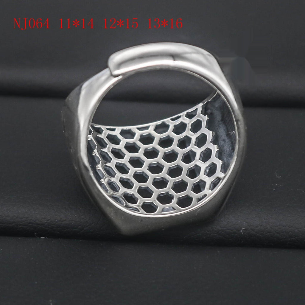 Retro Vintage-style Fashion Ring With A Silver Band And Mesh Base