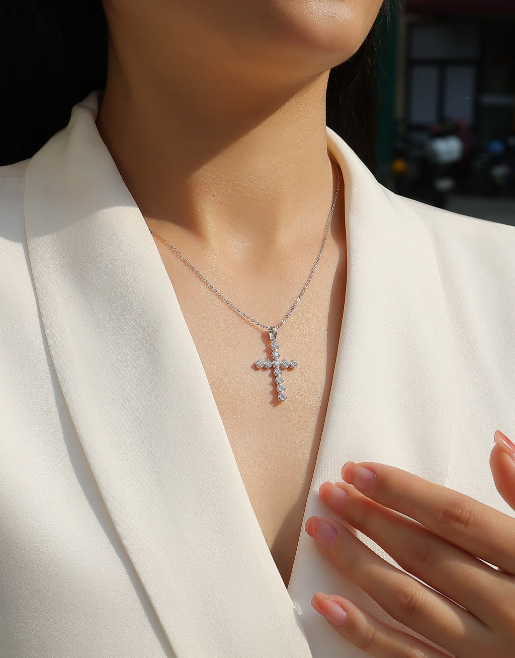 The Pendant Is A Fashionable And Trendy Accessory Set With Top-quality Moissanite S925 Silver And Platinum-plated Gold. It Can Be Tested In Gold Rose Gold With A Diamond Pen