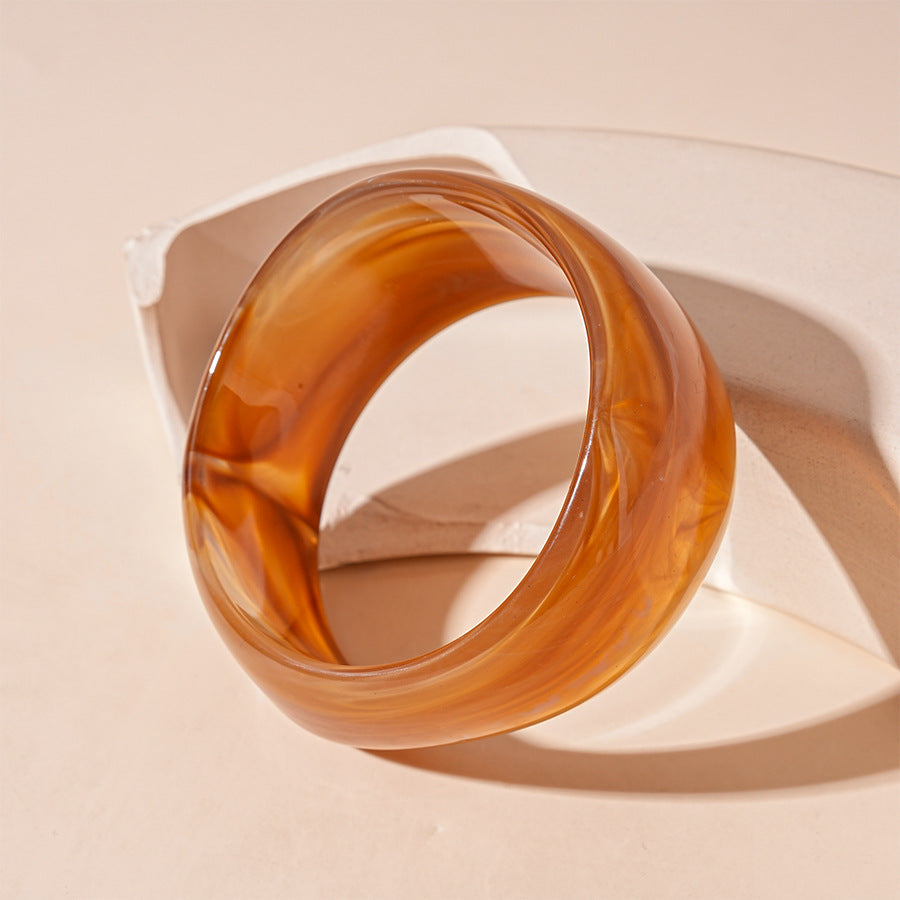 Irregular Wide-brimmed Tan Resin Bracelet