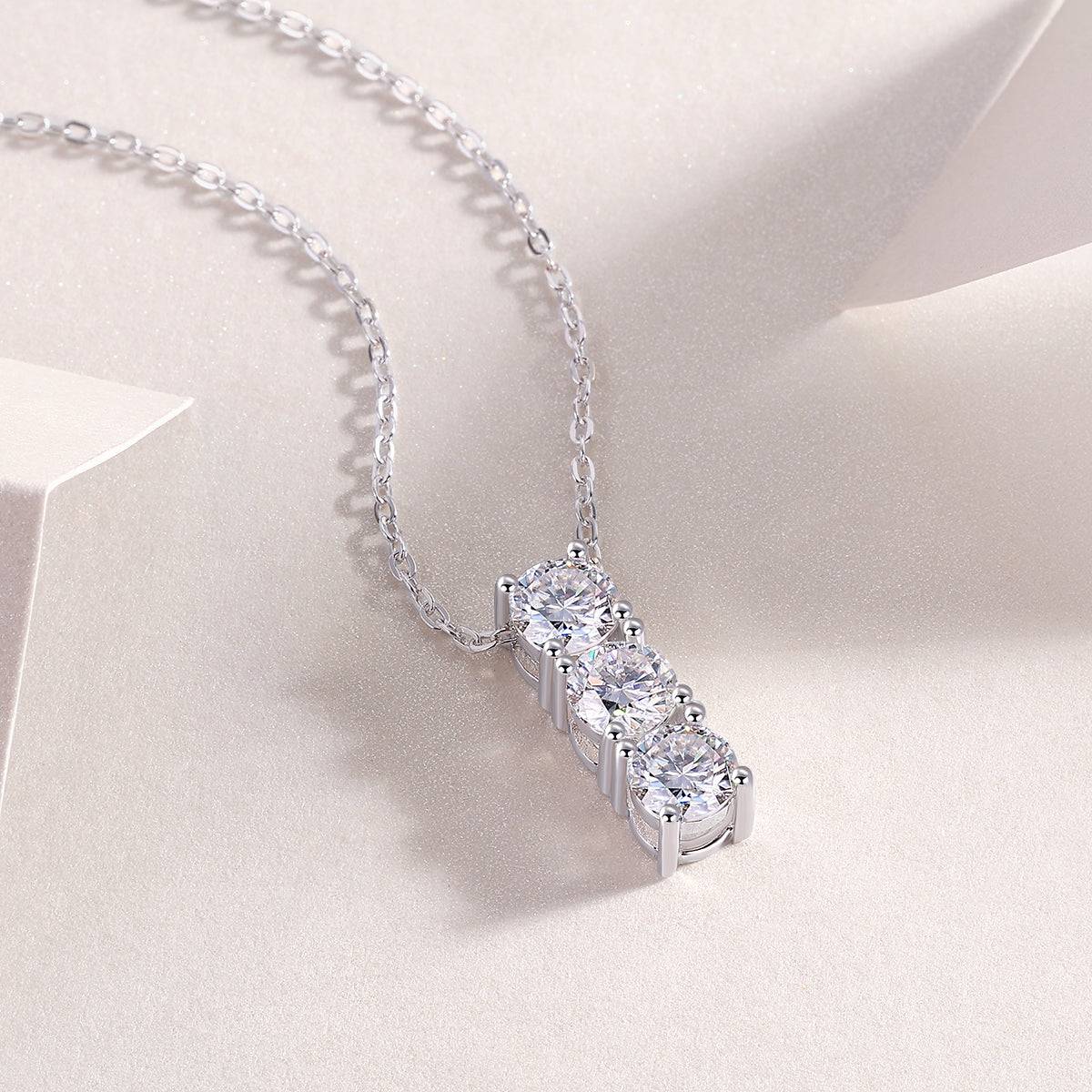 One-character Circle - A Fashionable And Light Luxury Jewelry Pendant Necklace Set With Top-quality Moissanite, S925 Silver Plated Platinum