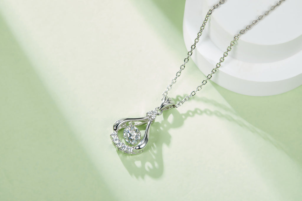 Set With Top-quality Moissanite, This Luxurious And Fashionable Light Luxury Trend Jewelry Necklace Pendant Is Made Of S925 Silver Electroplated With Platinum