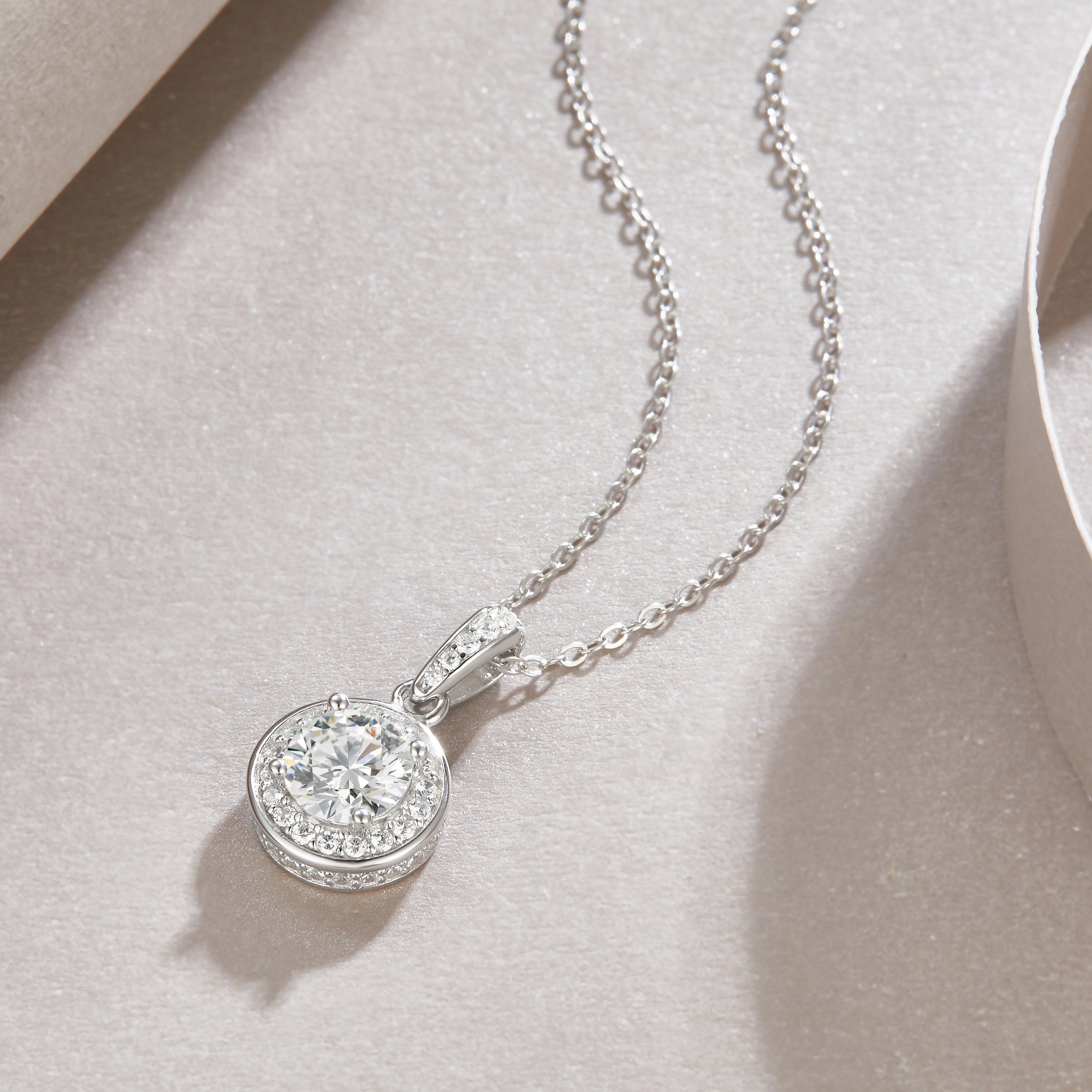 Dark Night Elf - A Fashionable And Light Luxury Jewelry Pendant Necklace Set With Top-quality Moissanite, S925 Silver Plated Platinum