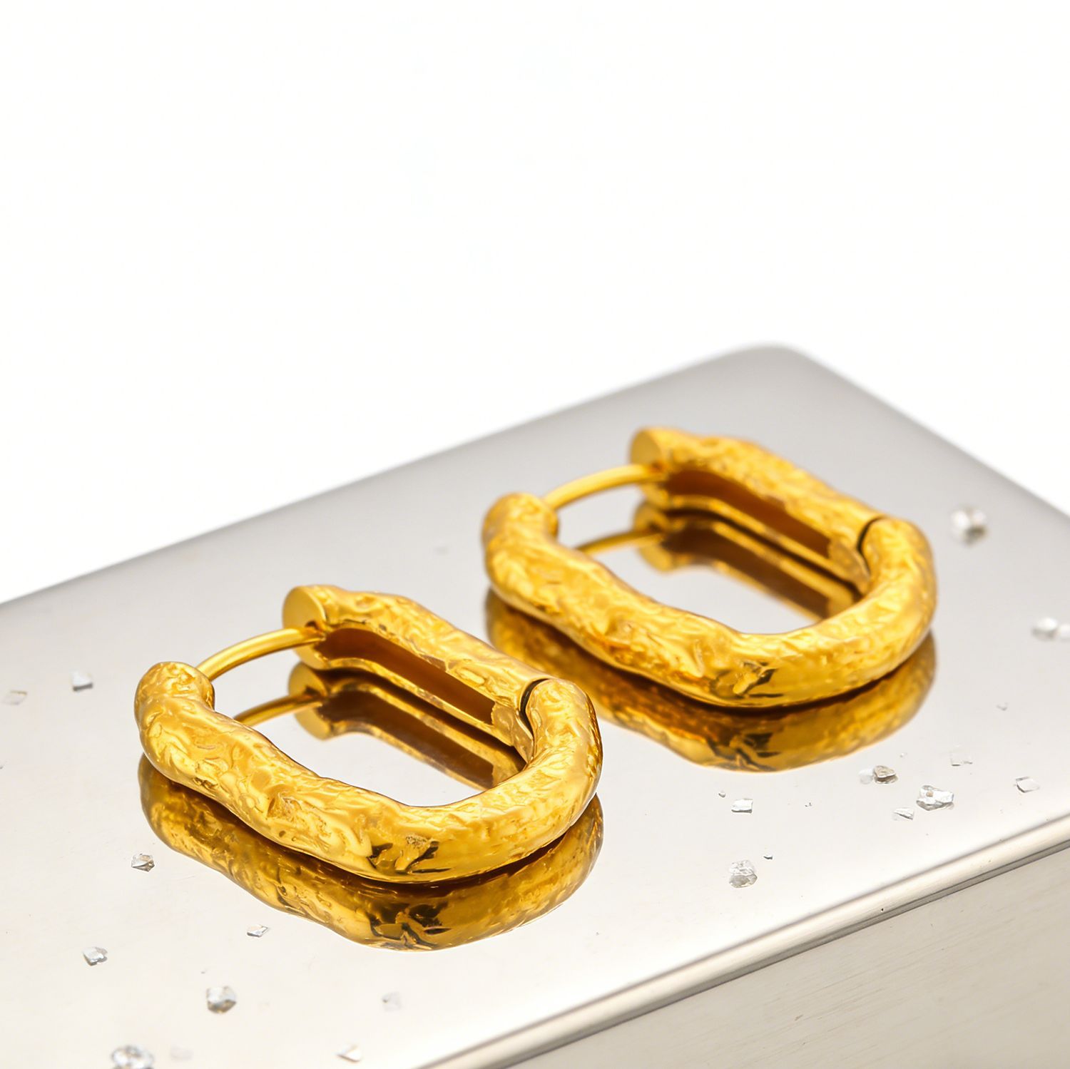 European And American-style 18k Gold-plated Vintage Stainless Steel Ear Clips With An Aged Tin Foil Texture
