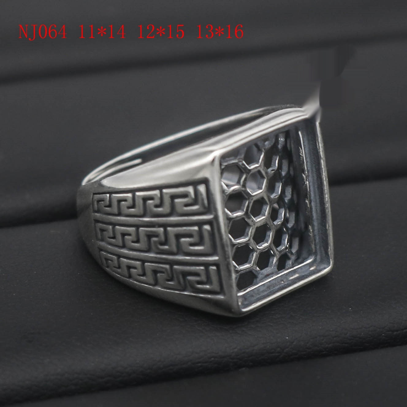 Retro Vintage-style Fashion Ring With A Silver Band And Mesh Base
