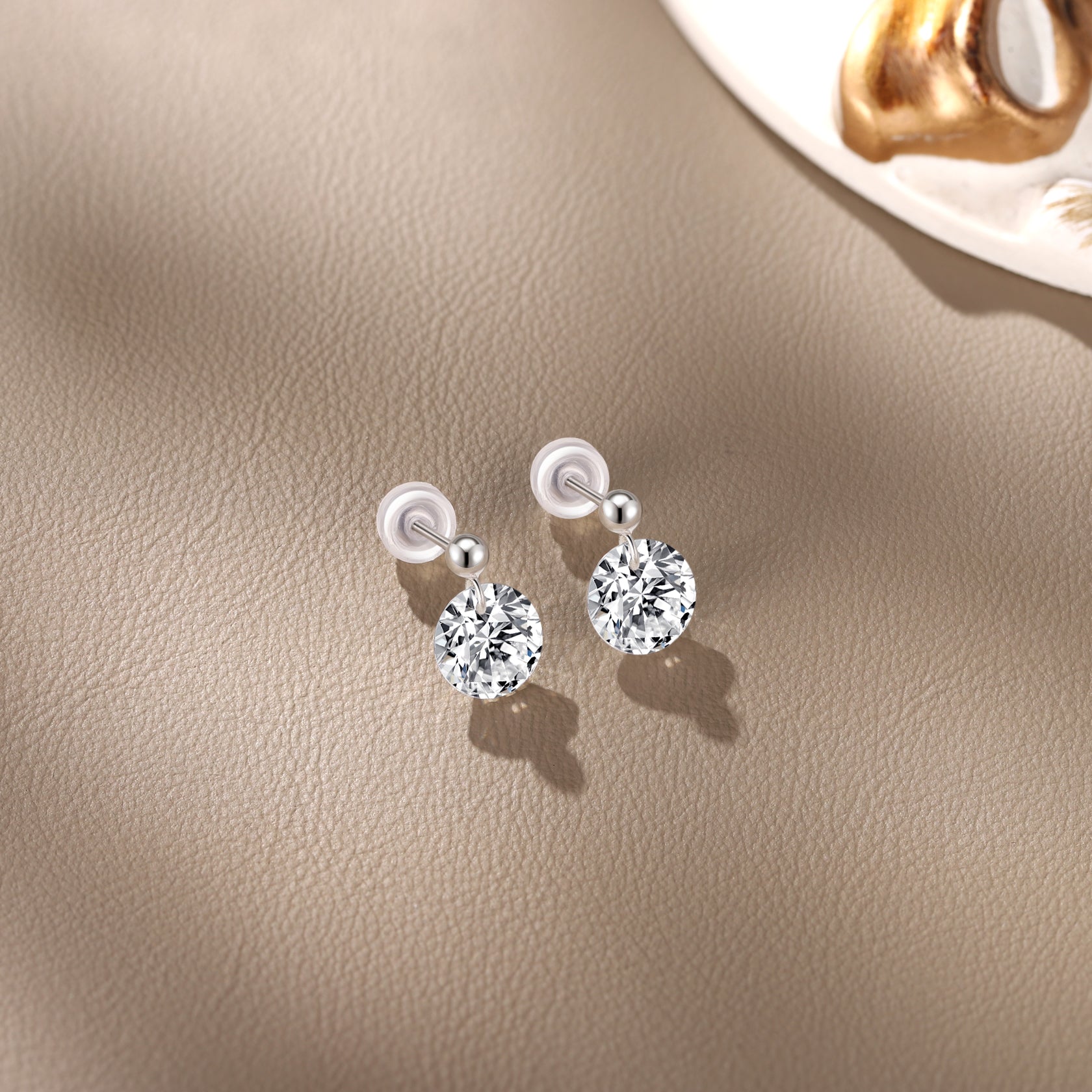 Top-quality Moissanite Luxury And Fashionable Light Luxury Jewelry Silver Stud Earrings S925 Silver Plated Platinum