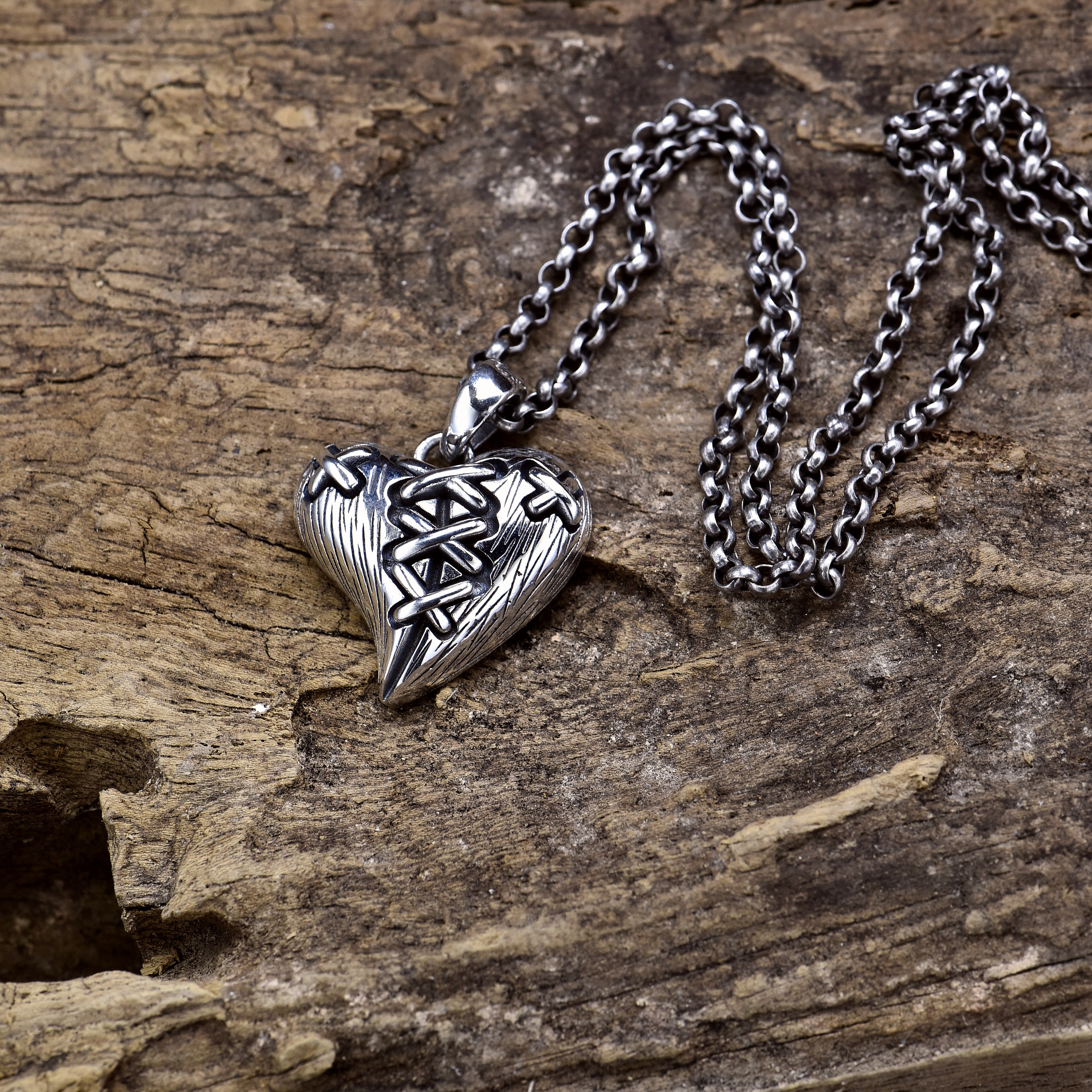 Retro Trendy Jewelry With A Lace-up Heart Pendant