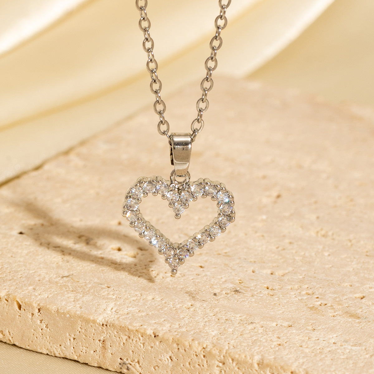 High-end Hollow Diamond-studded Heart Necklace In European And American Styles