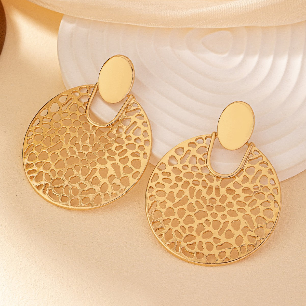 Geometric Fashion Charm Round Hollow Women's Earrings