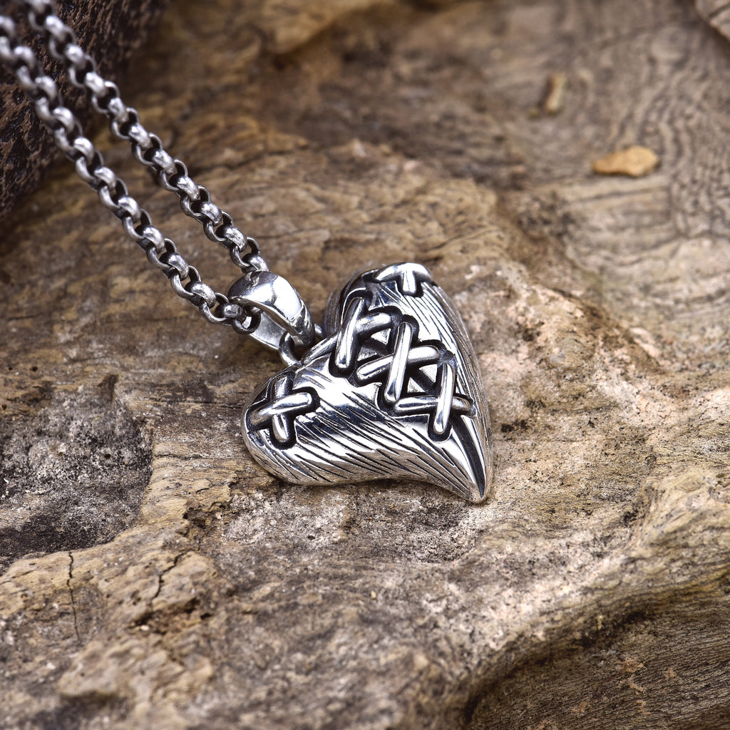 Retro Trendy Jewelry With A Lace-up Heart Pendant
