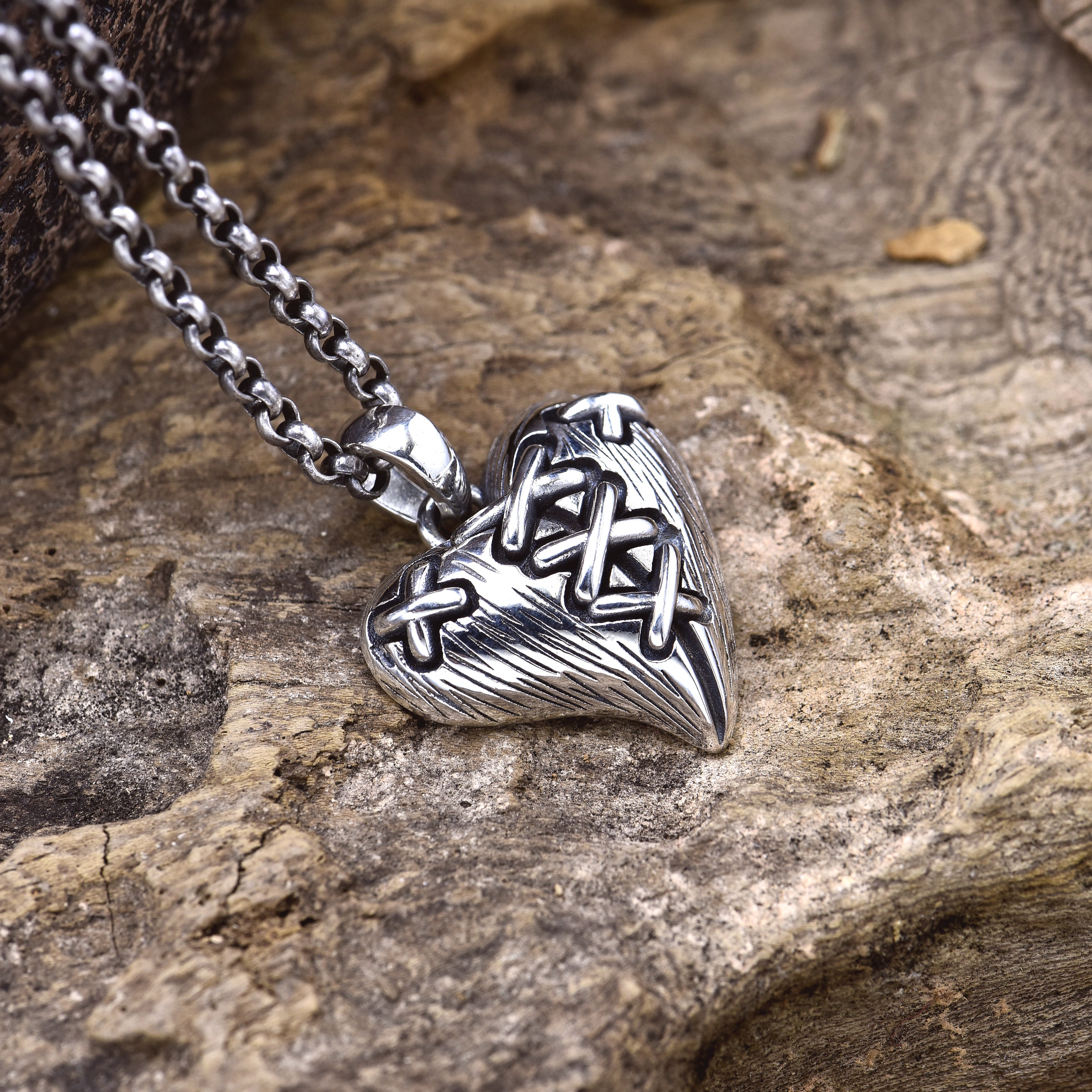 Retro Trendy Jewelry With A Lace-up Heart Pendant