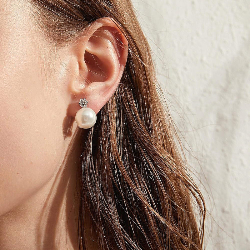 New Earrings Featuring A Faux-pearl Clasp Design