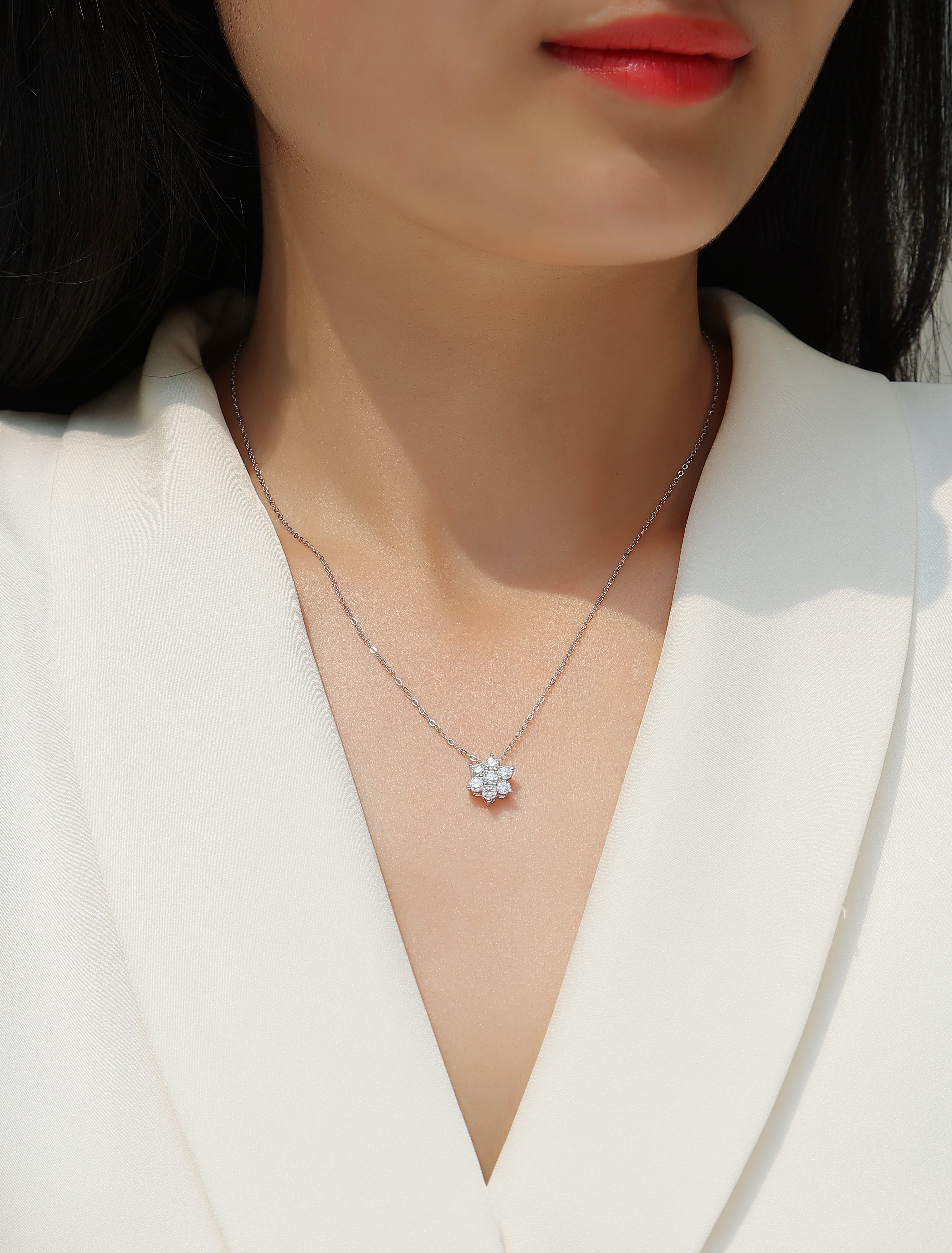 Snowflake Fluttering - A Fashionable And Light Luxury Jewelry Pendant Necklace Set With Top-quality Moissanite, S925 Silver Plated Platinum