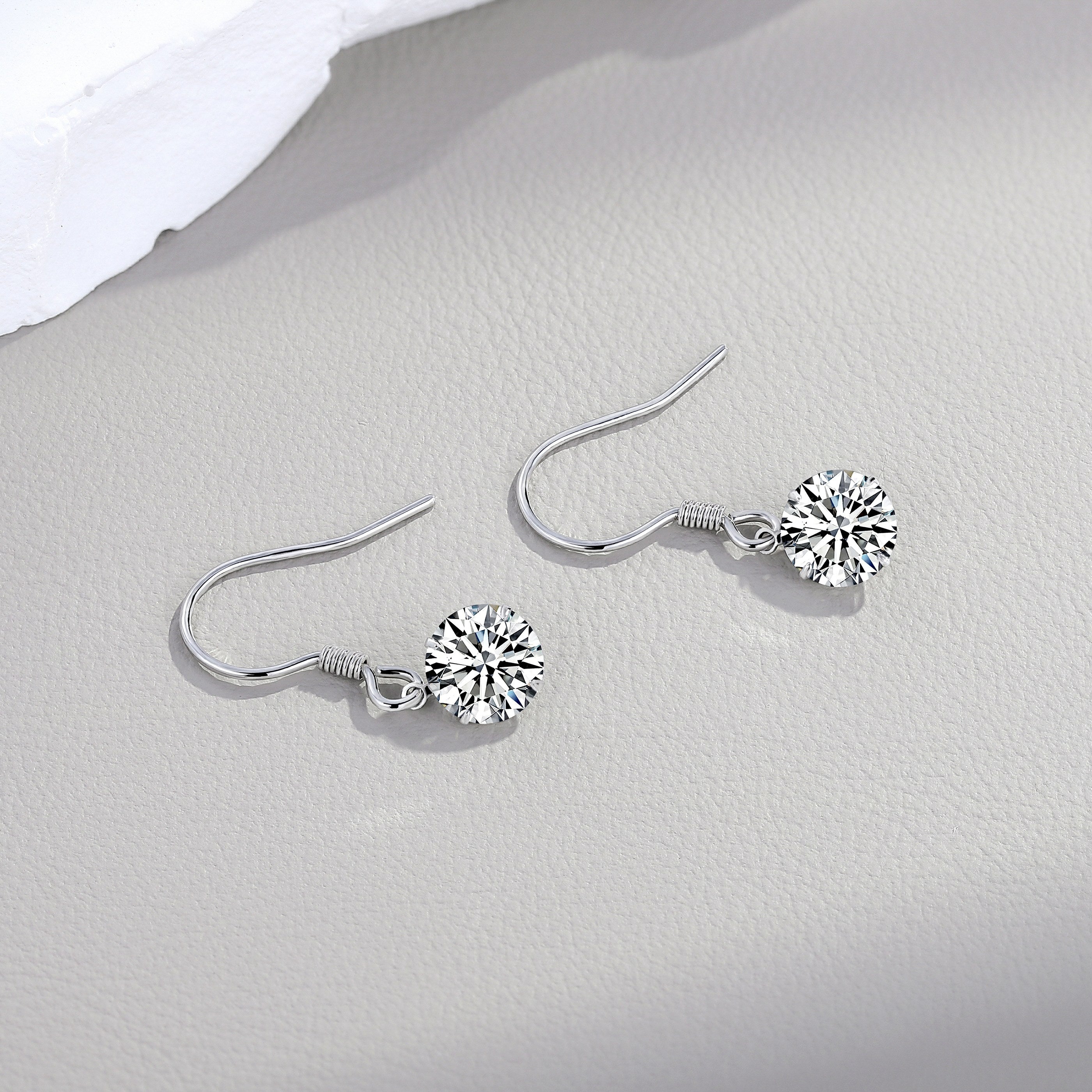 Top-quality Moissanite Luxury And Fashionable Light Luxury Jewelry Silver Stud Earrings S925 Silver Plated Platinum