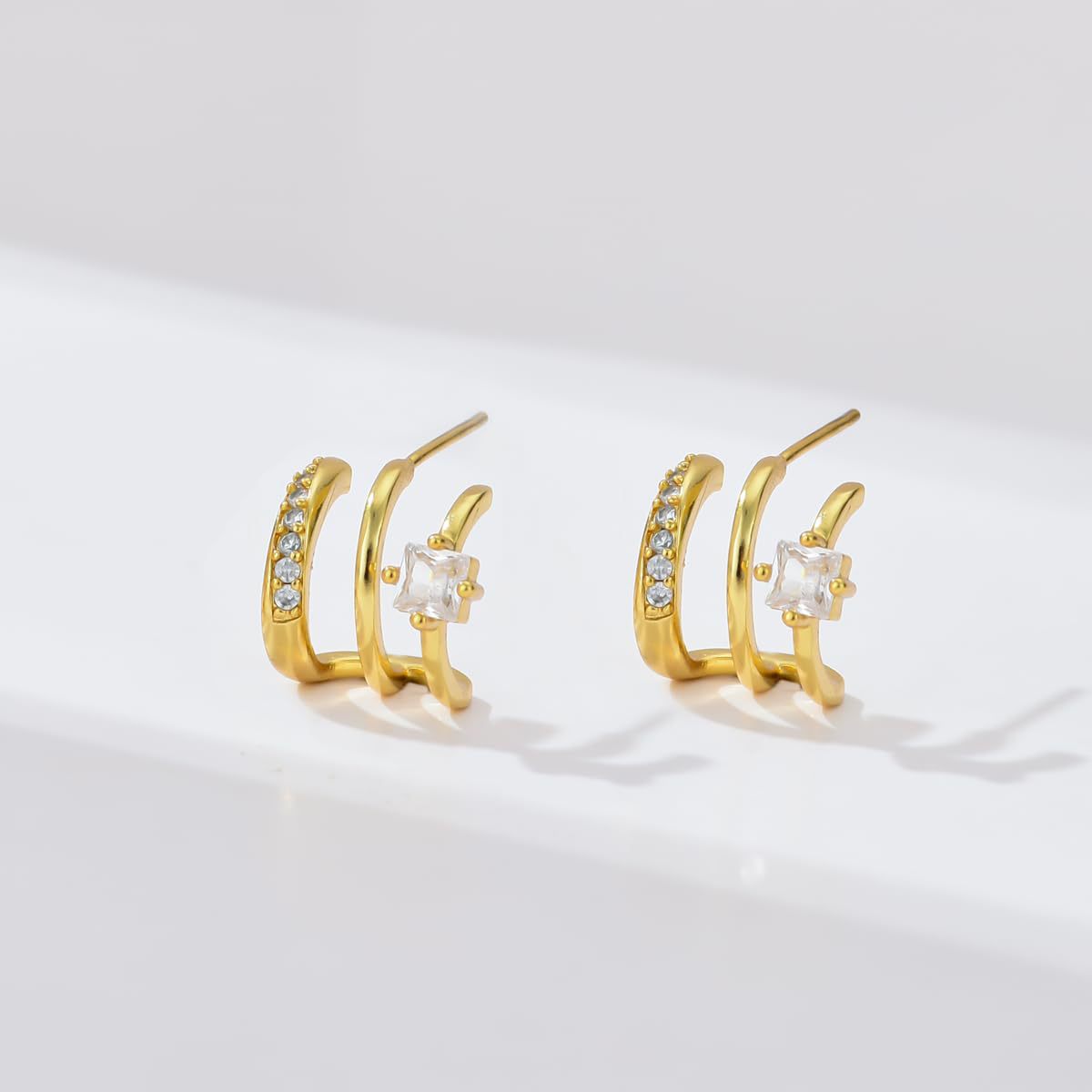Fashionable Three-prong Curved Diamond Stud Earrings