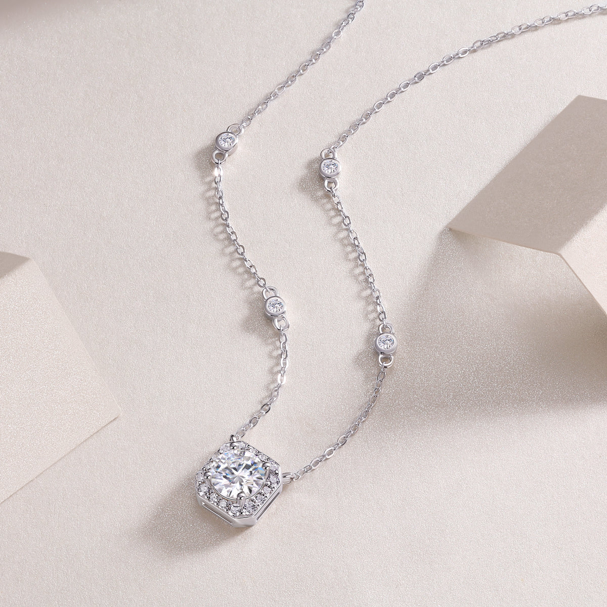 Flower Love - A Fashionable And Light Luxury Jewelry Pendant Necklace Set With Top-quality Moissanite, S925 Silver Plated Platinum