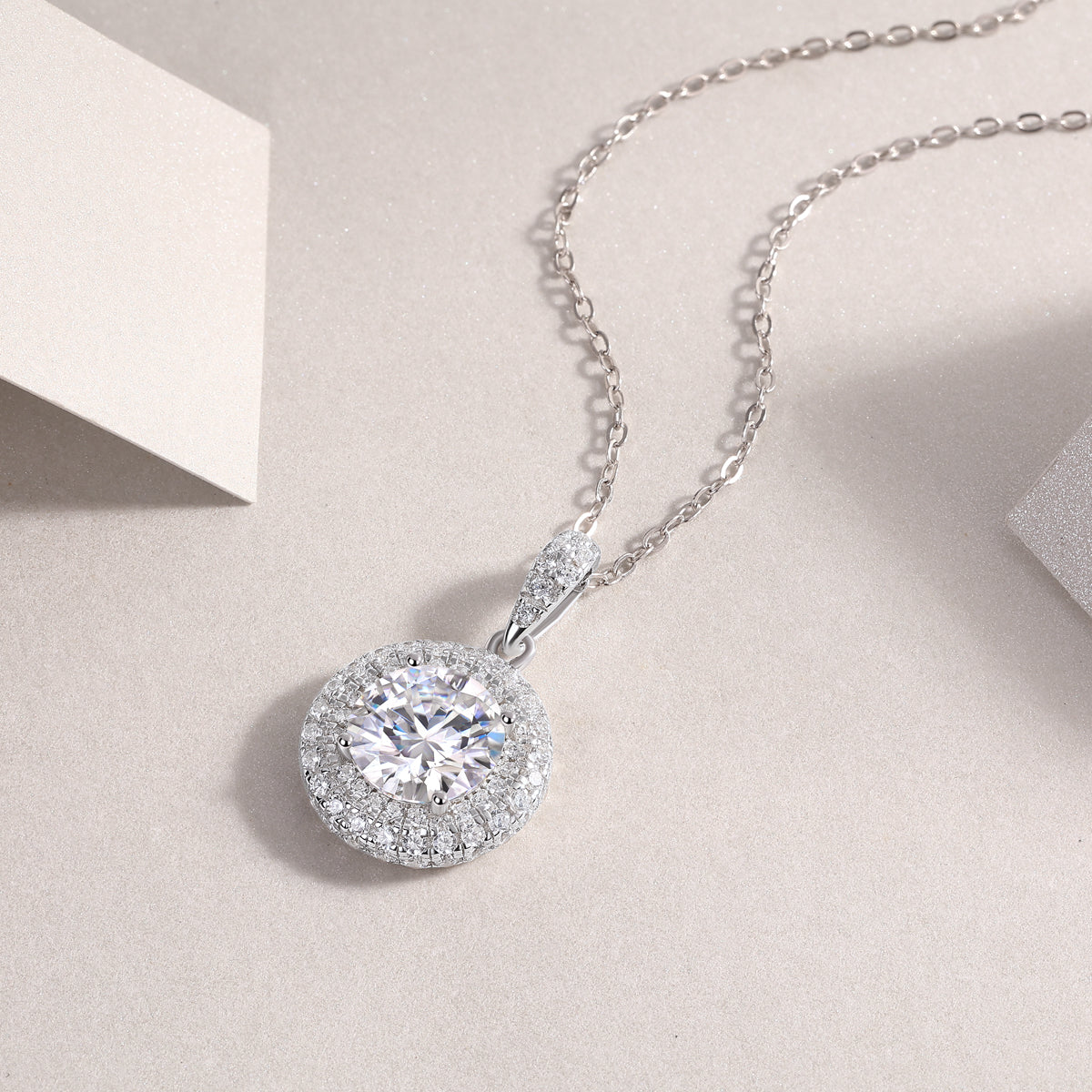 Sweetheart Halo - A Fashionable And Light Luxury Jewelry Pendant Necklace Set With Top-quality Moissanite, S925 Silver Plated Platinum