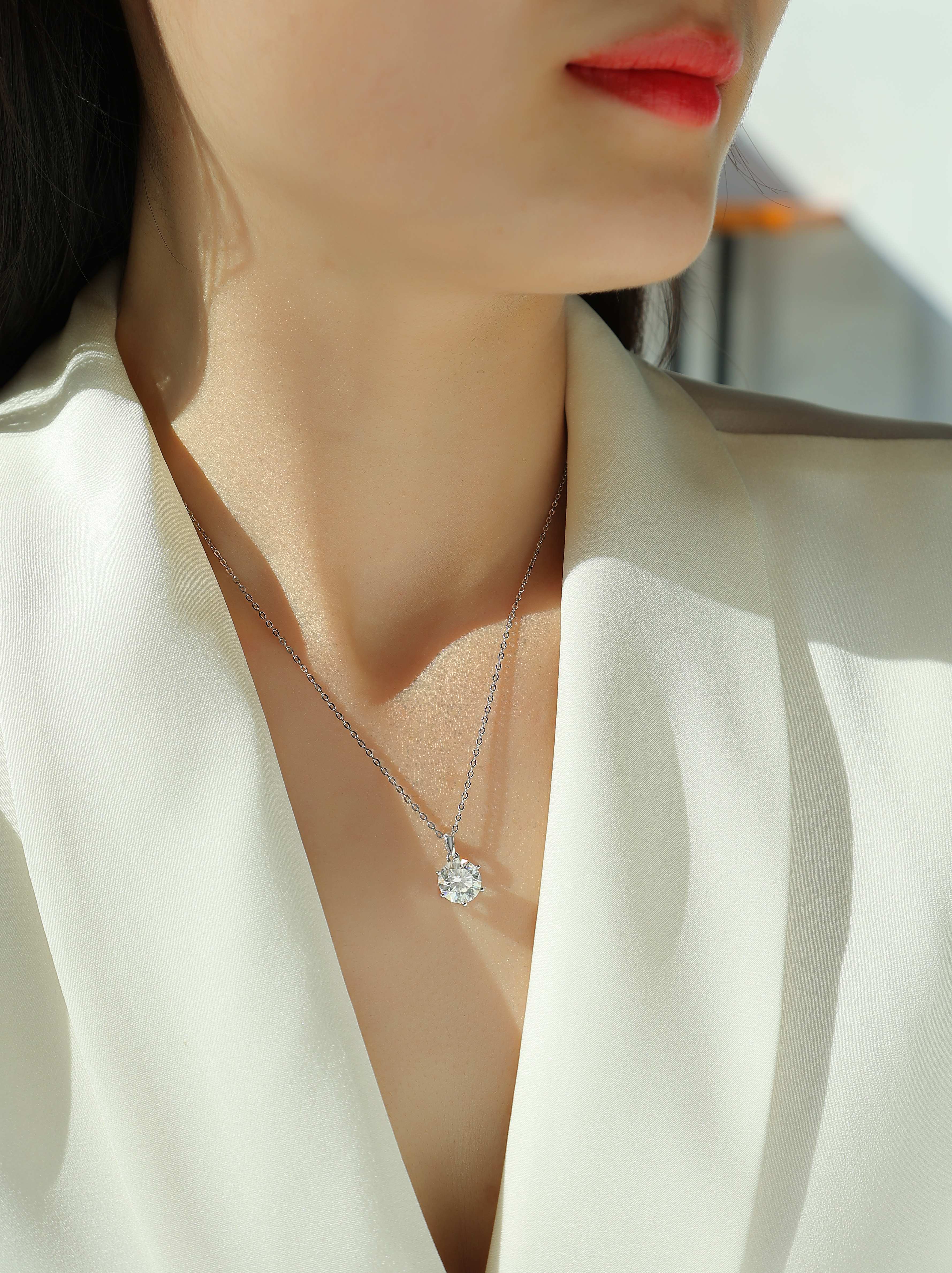Breeze Dance - A Fashionable And Trendy Necklace Pendant Set With Top-quality Moissanite S925 In Silver And Platinum-plated. It Can Be Tested With A Diamond Pen.