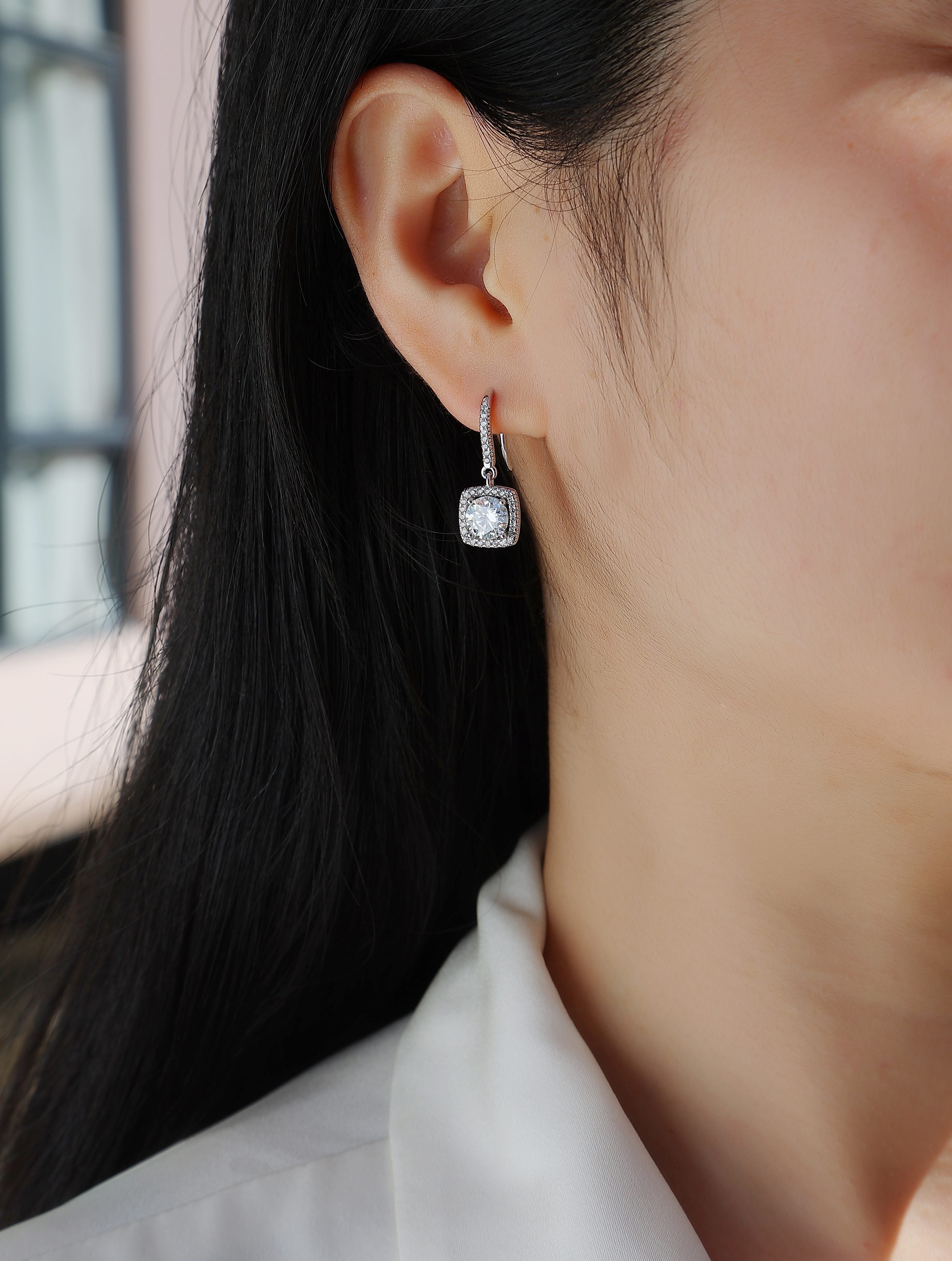 Top-quality Moissanite Luxury And Fashionable Light Luxury Jewelry Silver Stud Earrings S925 Silver Plated Platinum