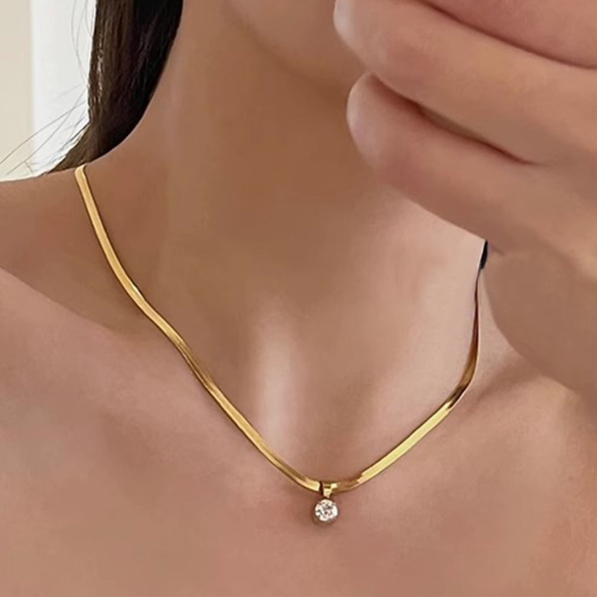 Fashionable New Accessory A Versatile Gold Stainless-steel Blade-embellished Clavicle Necklace That Shines