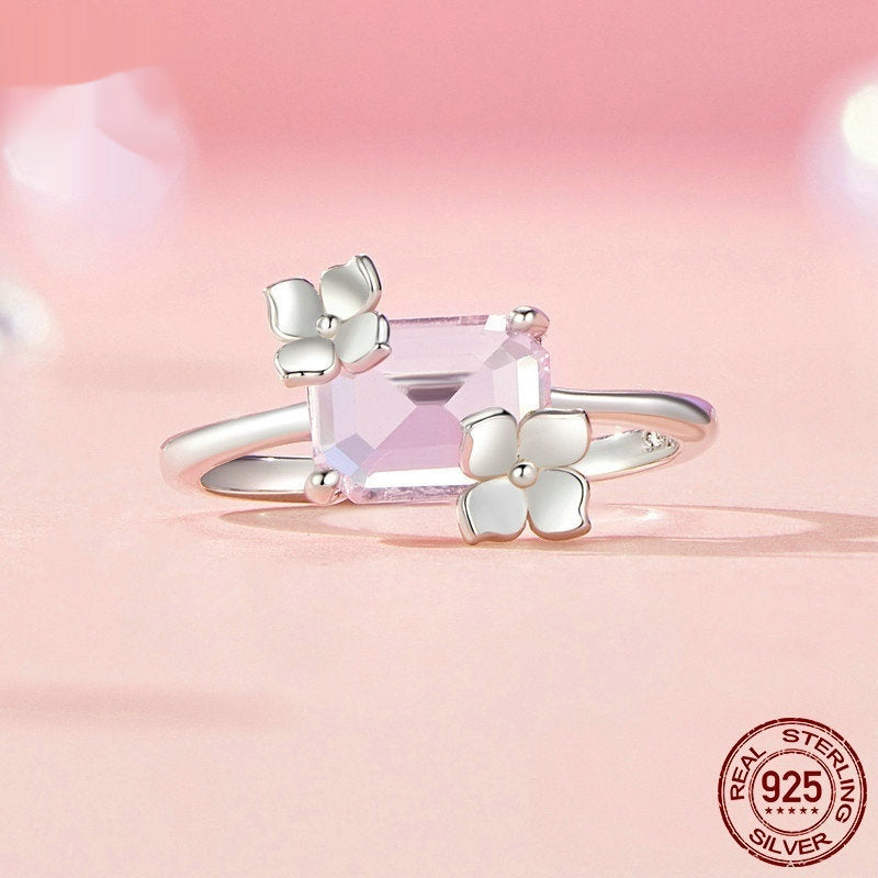 Elegant Flower Ring With A Luxurious Main Stone