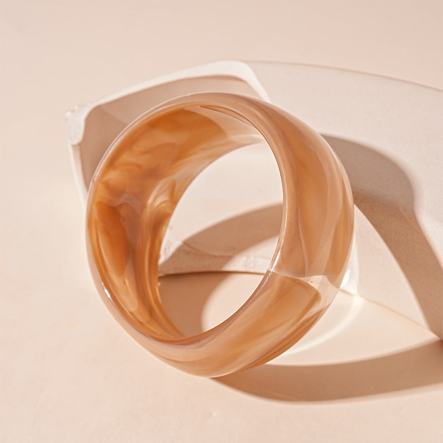 Irregular Wide-brimmed Tan Resin Bracelet