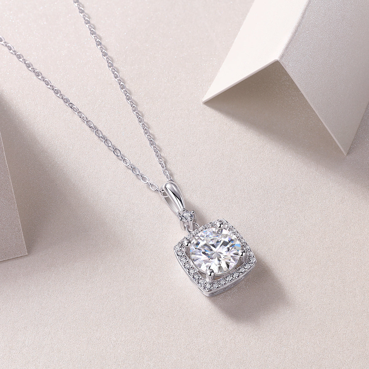 Pure And Innocent Marie - A Fashionable And Light Luxury Jewelry Pendant Necklace Set With Top-quality Moissanite, S925 Silver Plated Platinum