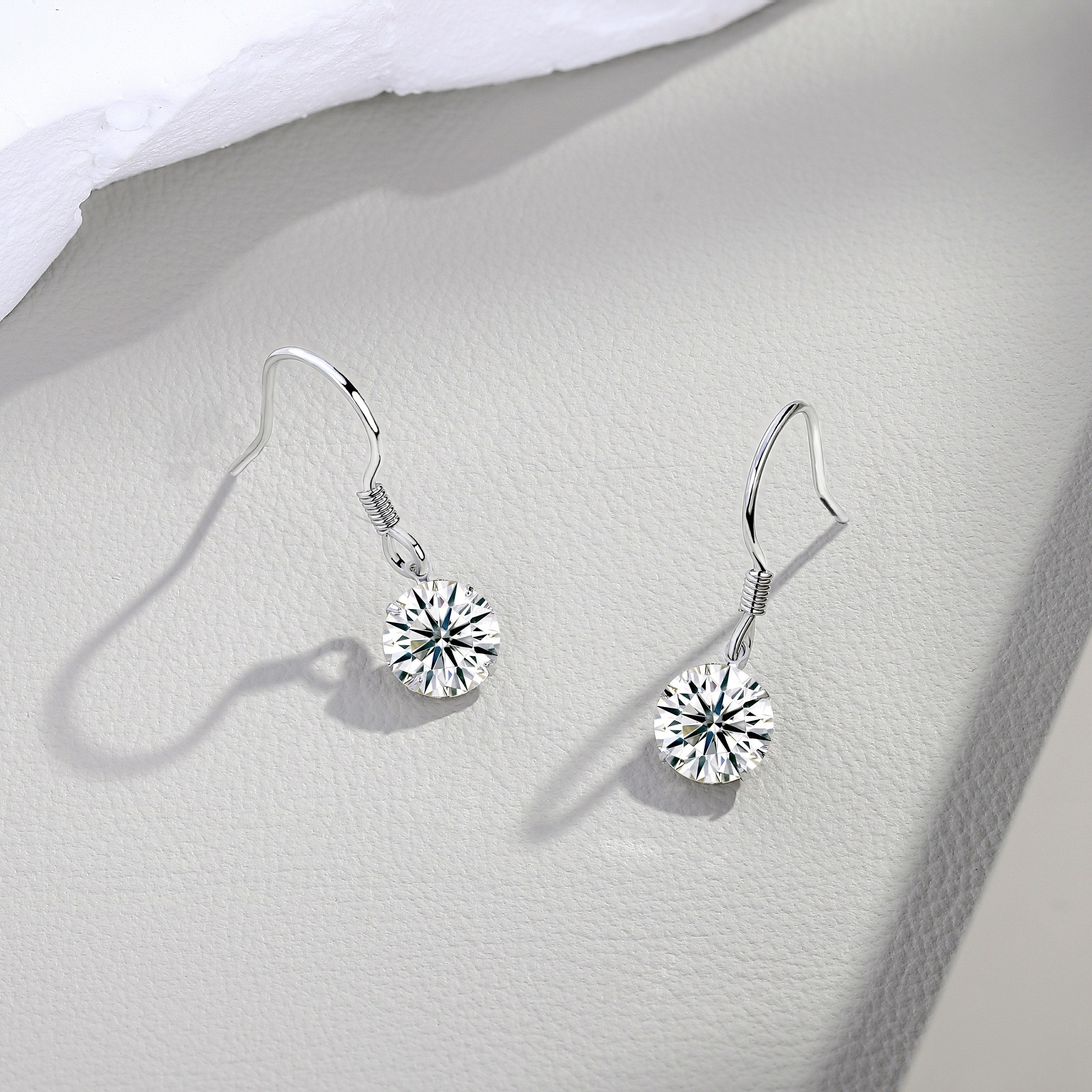 Top-quality Moissanite Luxury And Fashionable Light Luxury Jewelry Silver Stud Earrings S925 Silver Plated Platinum