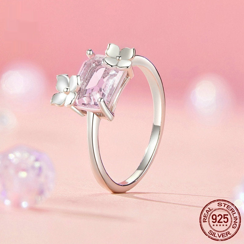 Elegant Flower Ring With A Luxurious Main Stone