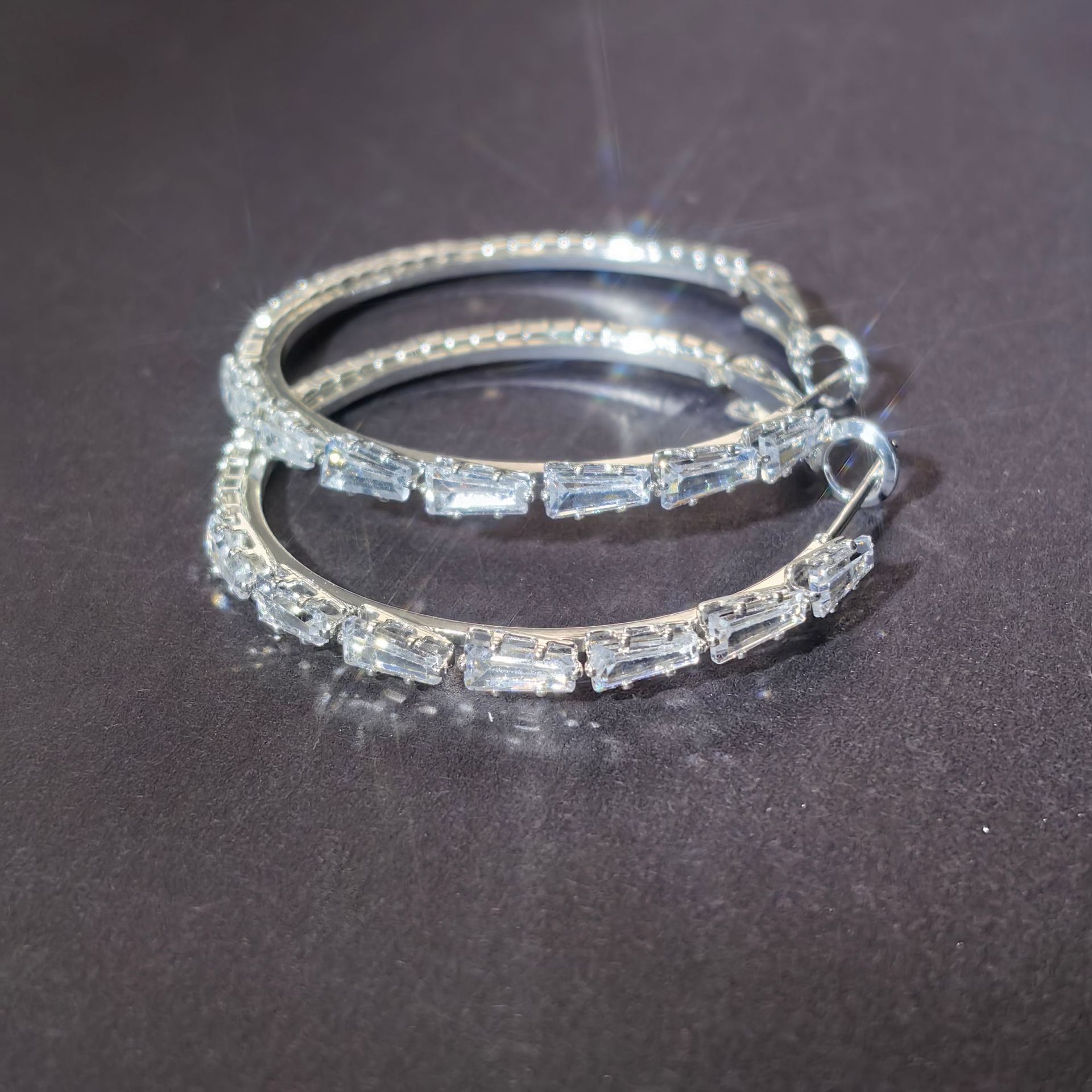 Womens Versatile Minimalist Hoop Earrings With A Premium High-end Vibe