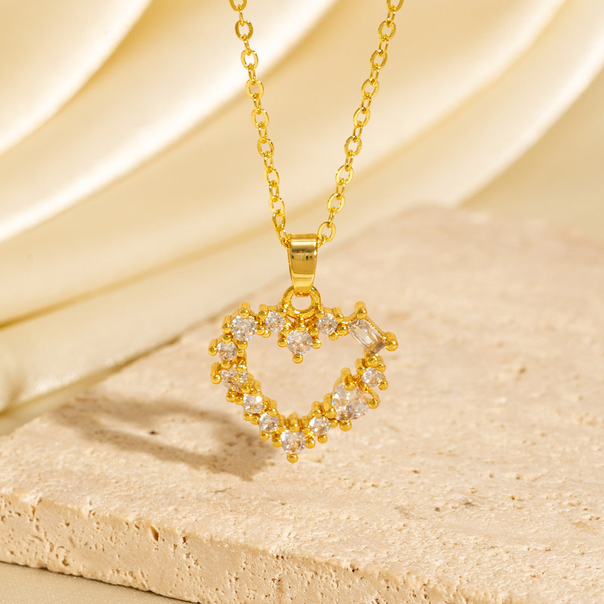 High-end Hollow Diamond-studded Heart Necklace In European And American Styles