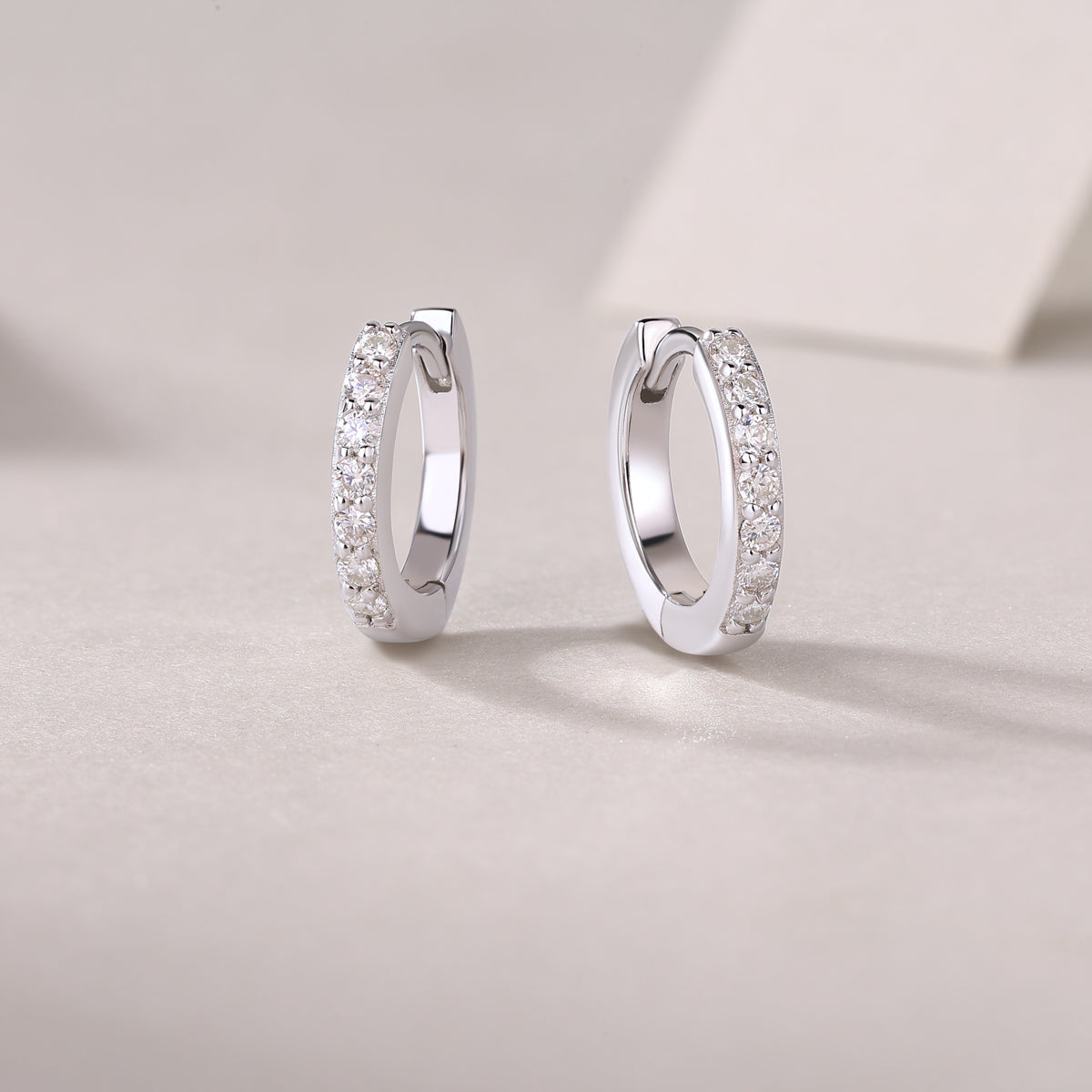 Ding Ding - A Fashionable And Trendy Accessory Set With Top-quality Moissanite S925 Silver And Platinum-plated Stud Earrings. The Gold Rose Gold Color Can Be Detected By A Diamond Pen