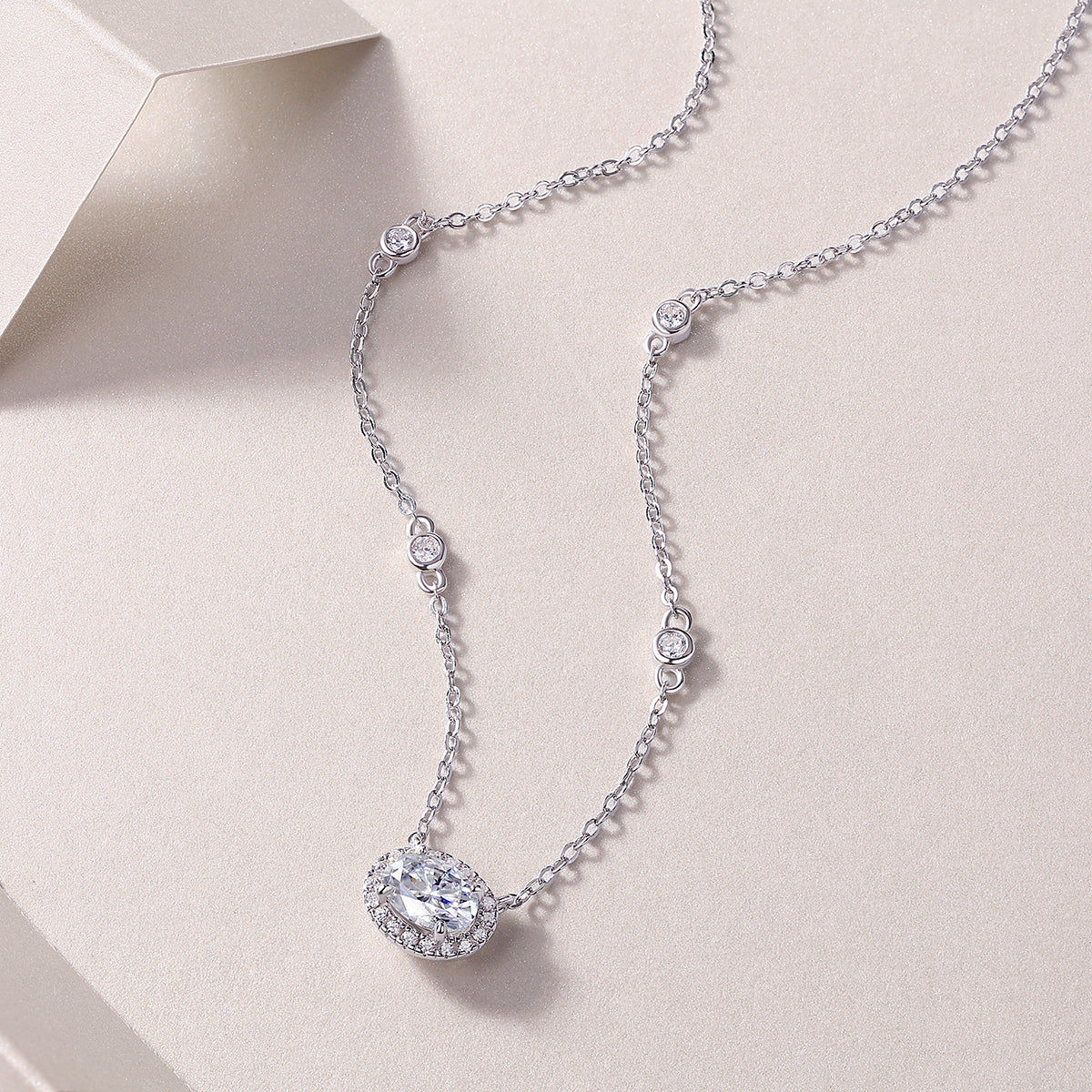 White Summer Night - A Fashionable And Light Luxury Jewelry Pendant Necklace Set With Top-quality Moissanite, S925 Silver Plated Platinum