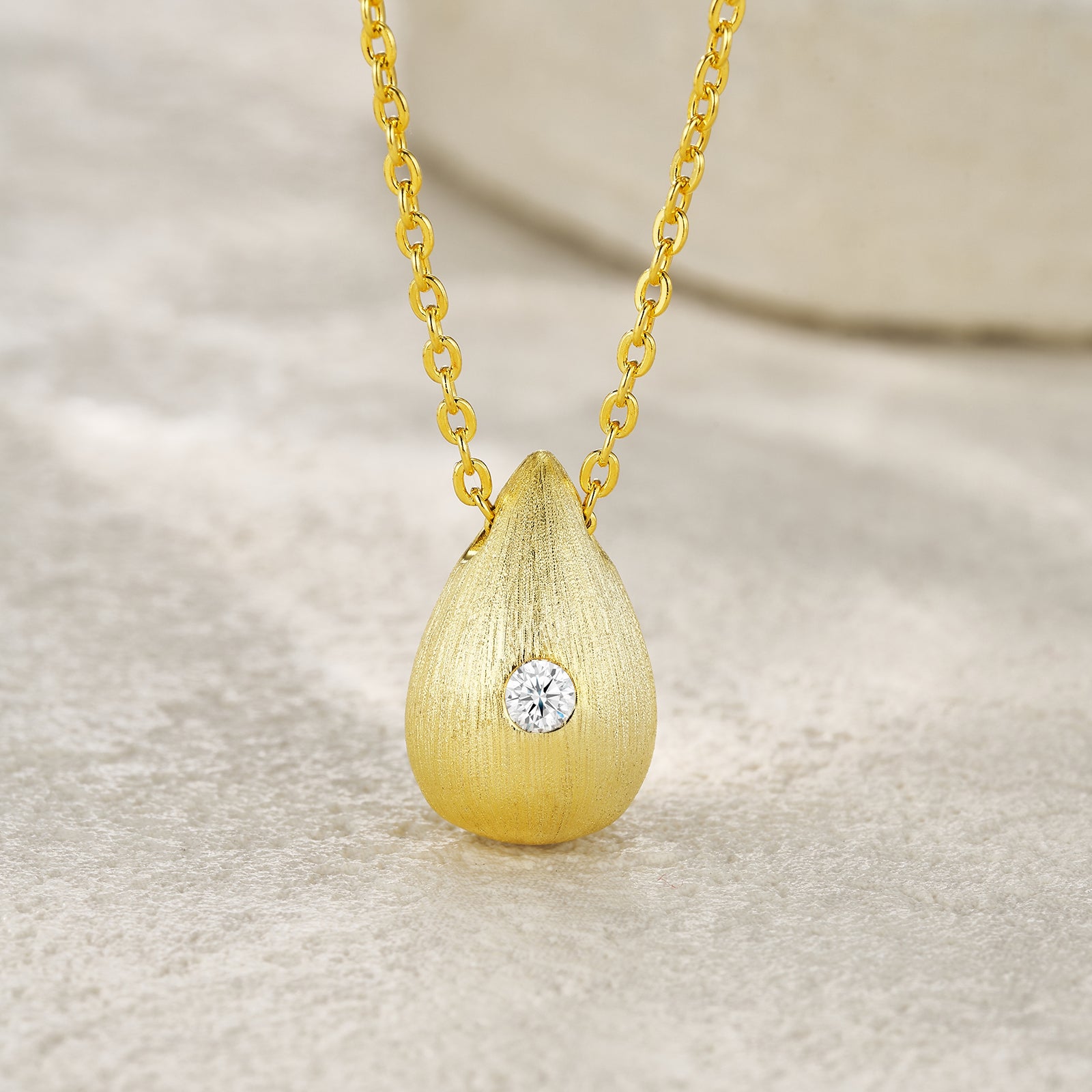 Dreamy Water Drop - A Fashionable And Trendy Necklace Pendant Set With Top-quality Moissanite S925 Silver And Gold-plated. It Can Be Tested With A Diamond Pen