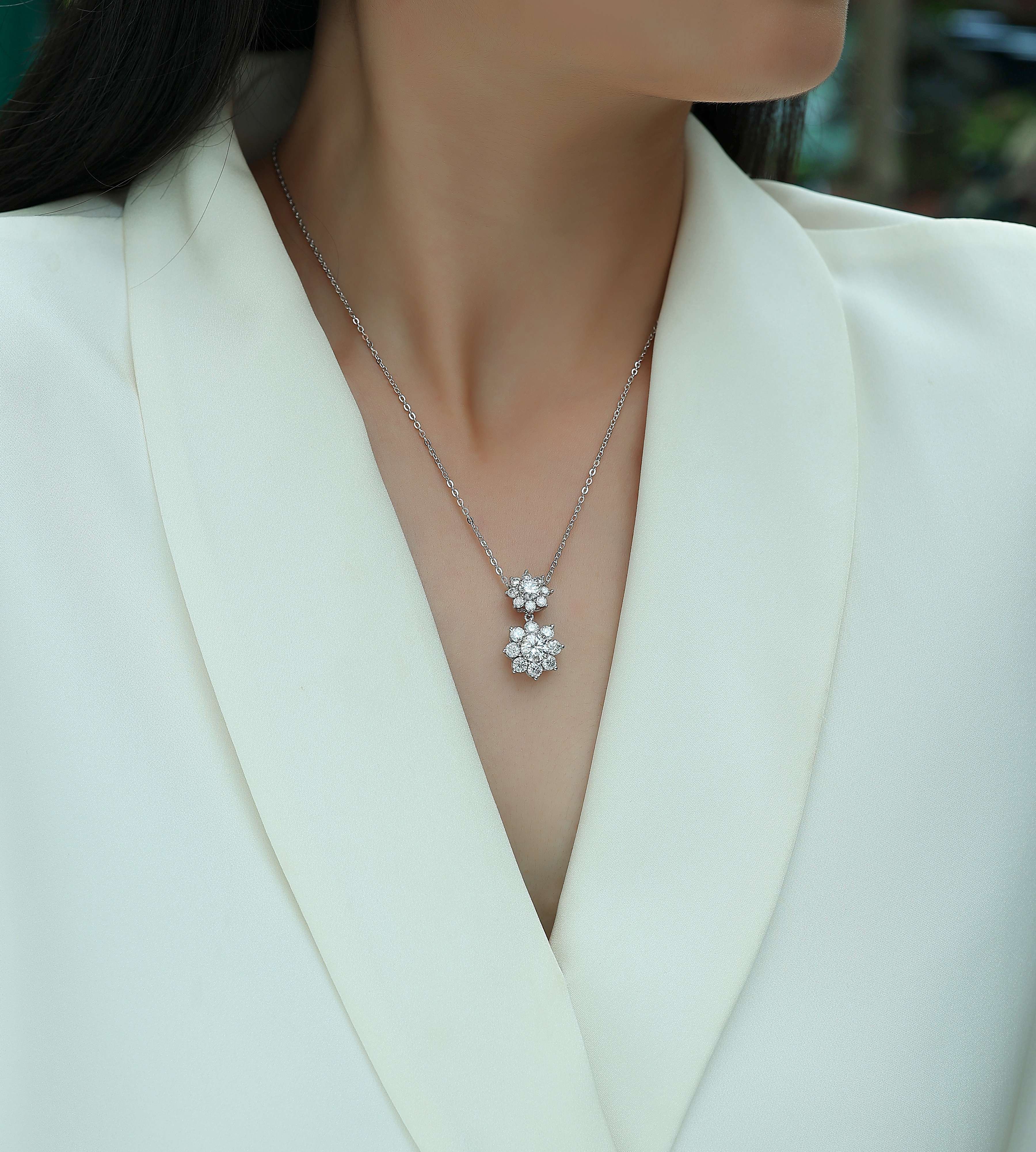Sunshine Flower Language - A Fashionable And Trendy Necklace Pendant Set With Top-quality Moissanite S925 Silver And Platinum Plating Can Be Tested With A Diamond Pen