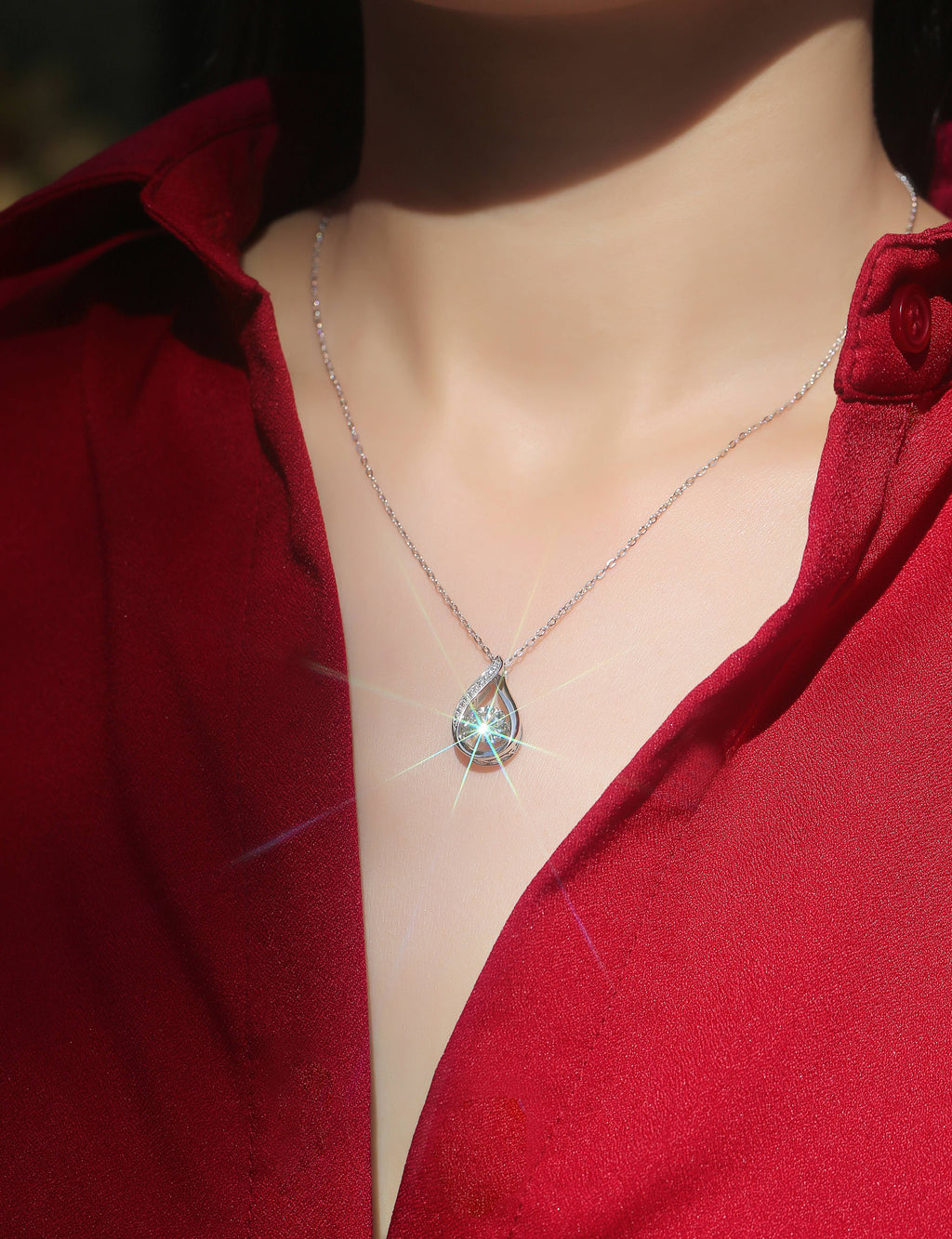 Dynamic And Alluring - A Fashionable And Trendy Necklace Pendant Set With Top-quality Moissanite S925 In Silver And Platinum-plated. It Can Be Tested With A Diamond Pen
