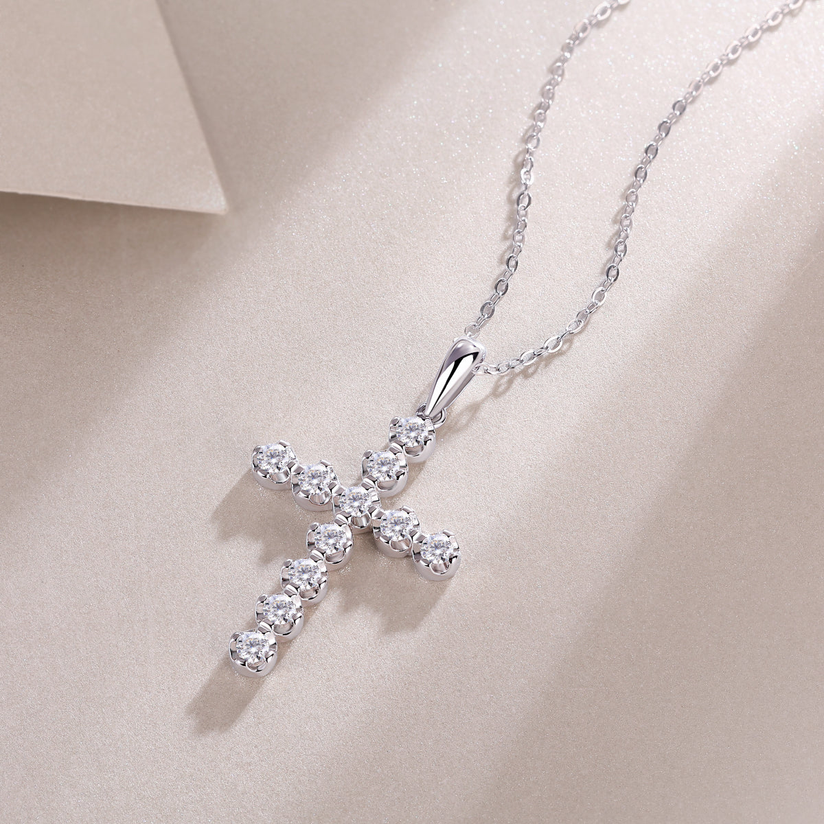 The Pendant Is A Fashionable And Trendy Accessory Set With Top-quality Moissanite S925 Silver And Platinum-plated Gold. It Can Be Tested In Gold Rose Gold With A Diamond Pen