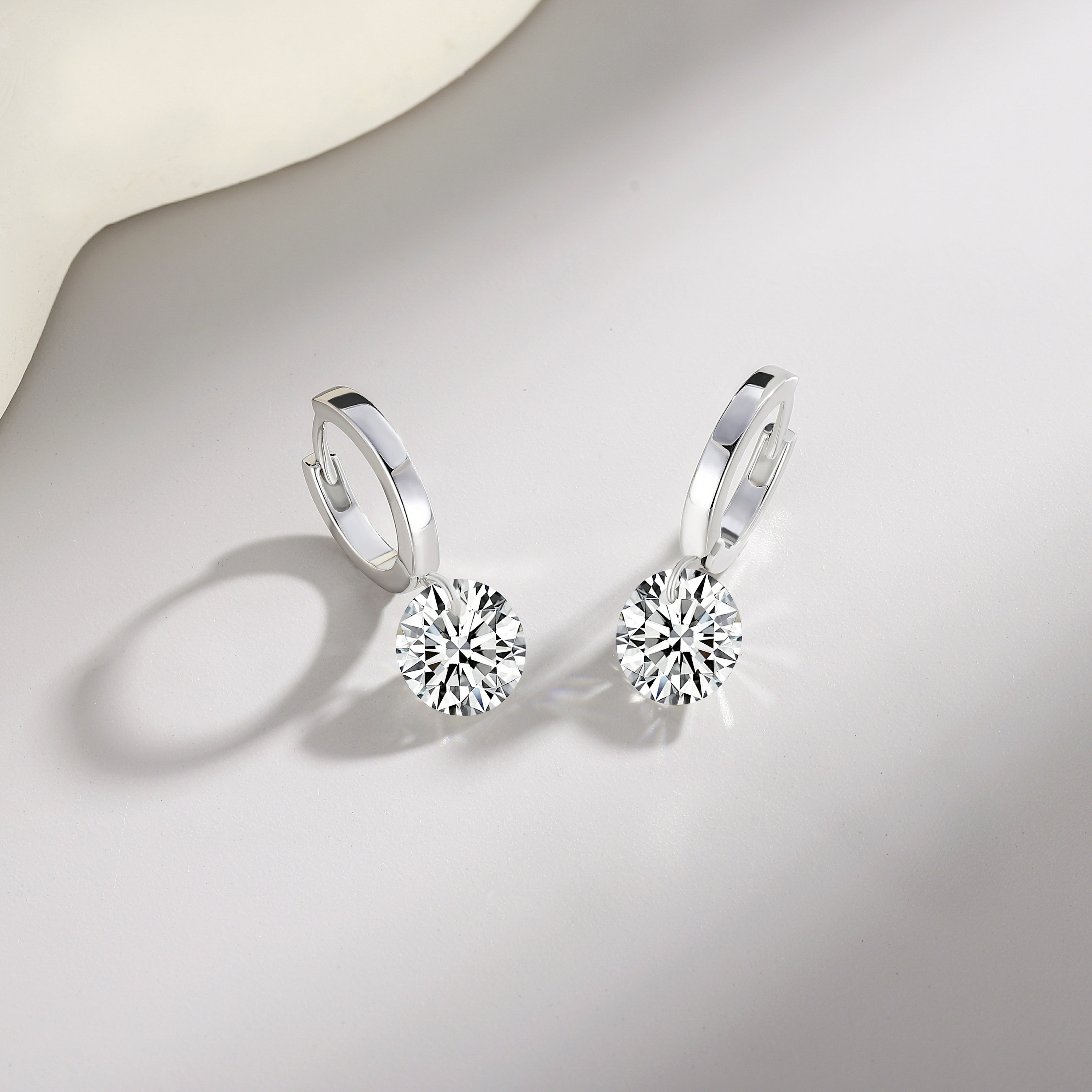 Top-quality Moissanite Luxury And Fashionable Light Luxury Jewelry Silver Stud Earrings S925 Silver Plated Platinum