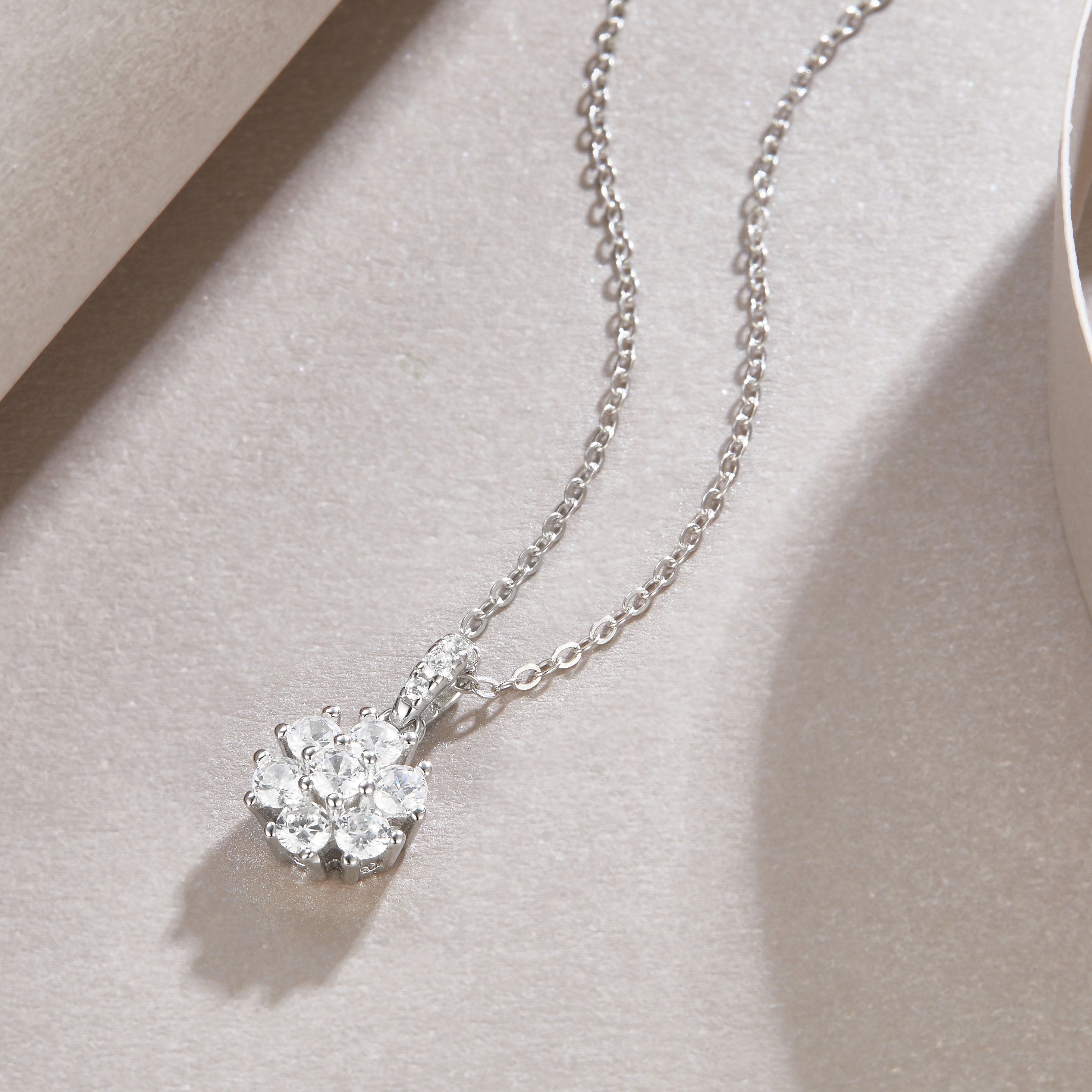 Snowflake Dance - A Fashionable And Light Luxury Jewelry Pendant Necklace Set With Top-quality Moissanite, S925 Silver Plated Platinum