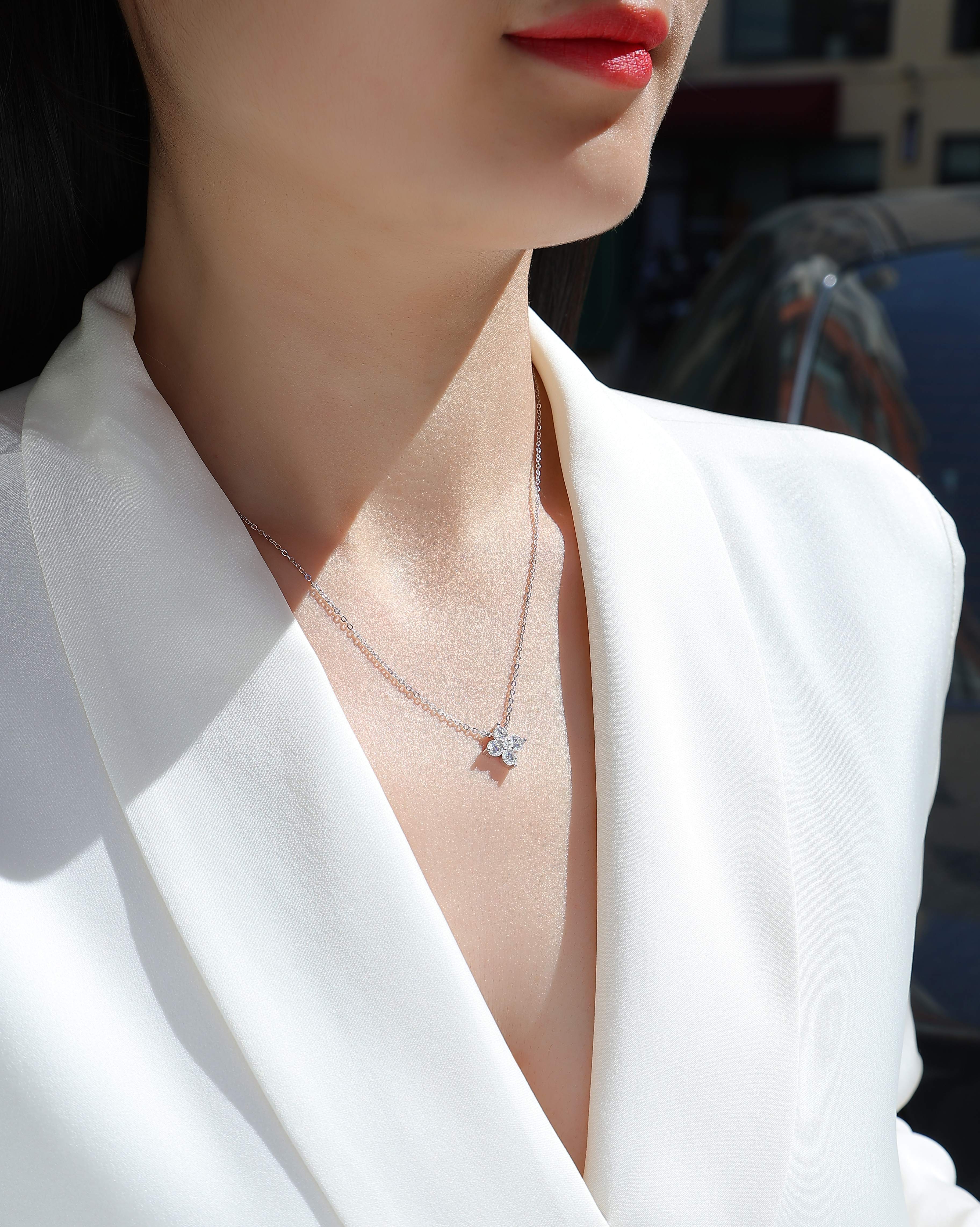 Lucky Four-Leaf Clover - A Fashionable And Light Luxury Jewelry Pendant Necklace Set With Top-quality Moissanite, S925 Silver Plated Platinum