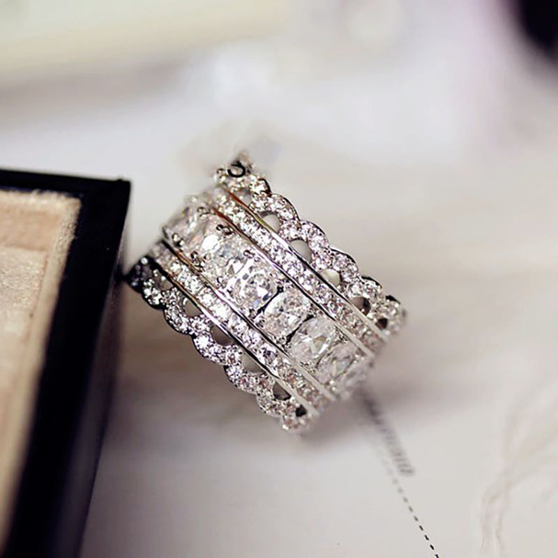 Fashionable Hollowed-Out Lace Ring With A Luxurious High-End Embellishment