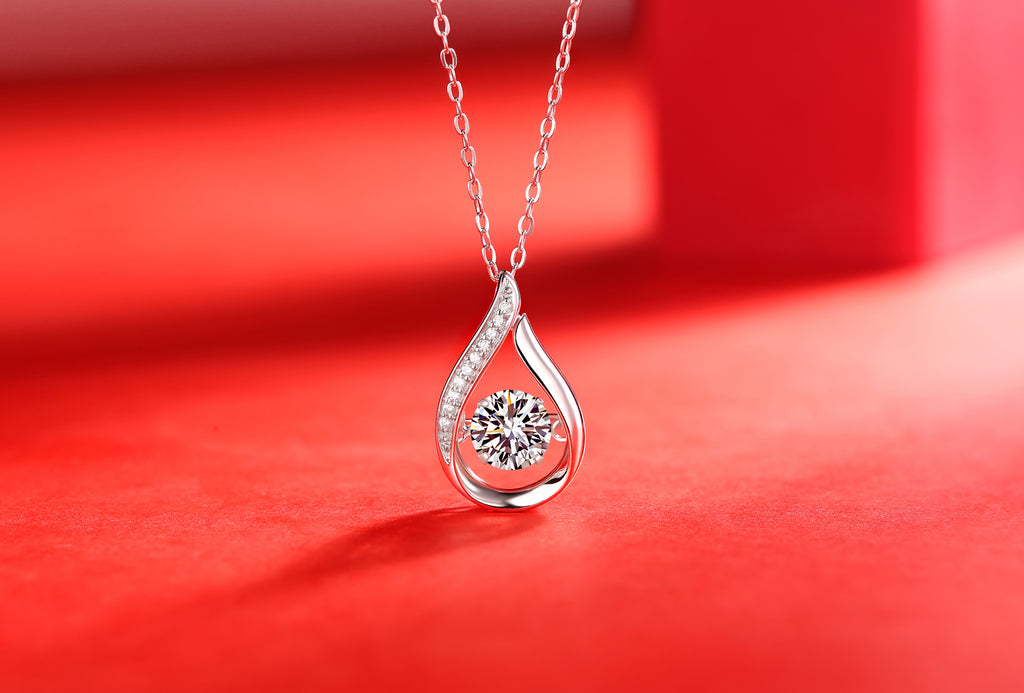 Dynamic And Alluring - A Fashionable And Trendy Necklace Pendant Set With Top-quality Moissanite S925 In Silver And Platinum-plated. It Can Be Tested With A Diamond Pen