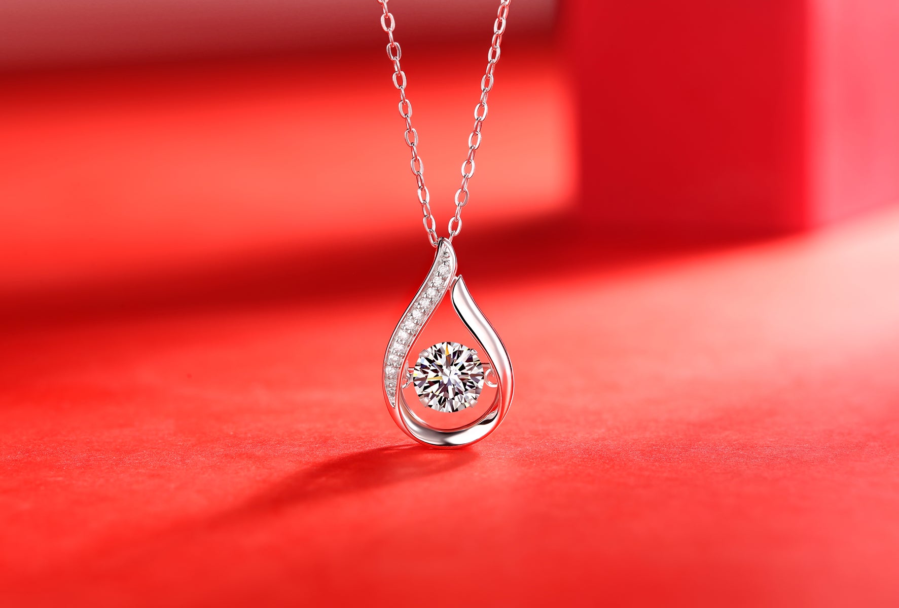Dynamic And Alluring - A Fashionable And Trendy Necklace Pendant Set With Top-quality Moissanite S925 In Silver And Platinum-plated. It Can Be Tested With A Diamond Pen
