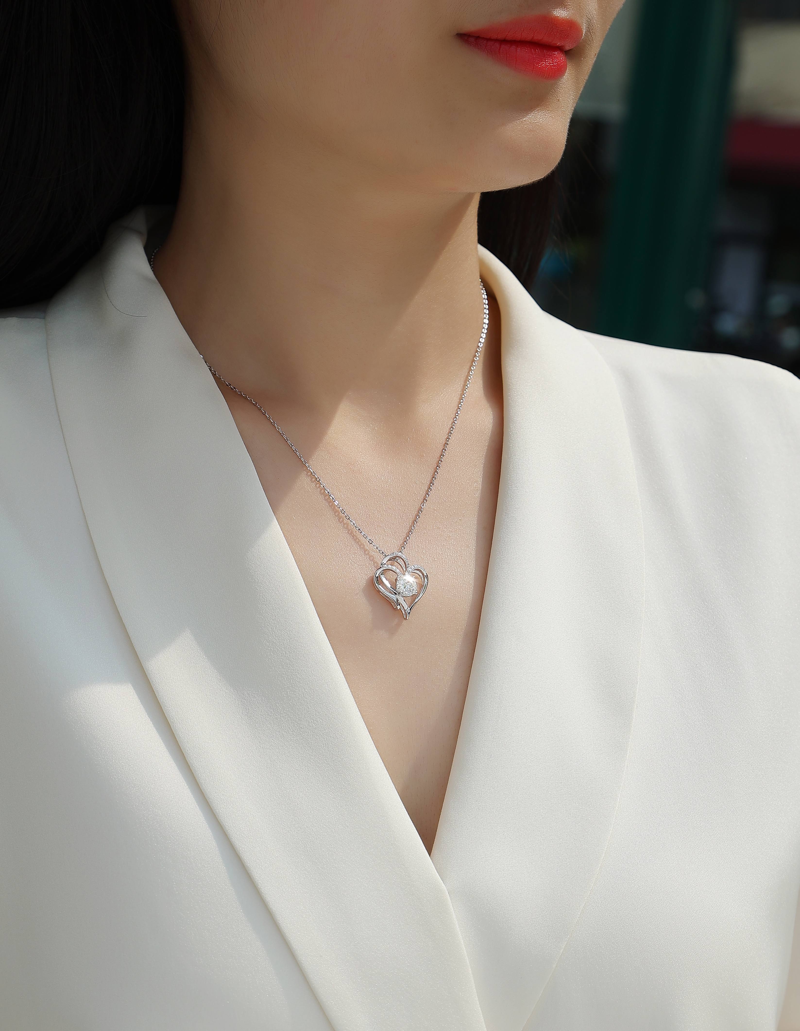 Heart To Heart - A Fashionable And Light Luxury Jewelry Pendant Necklace Set With Top-quality Moissanite, S925 Silver Plated Platinum